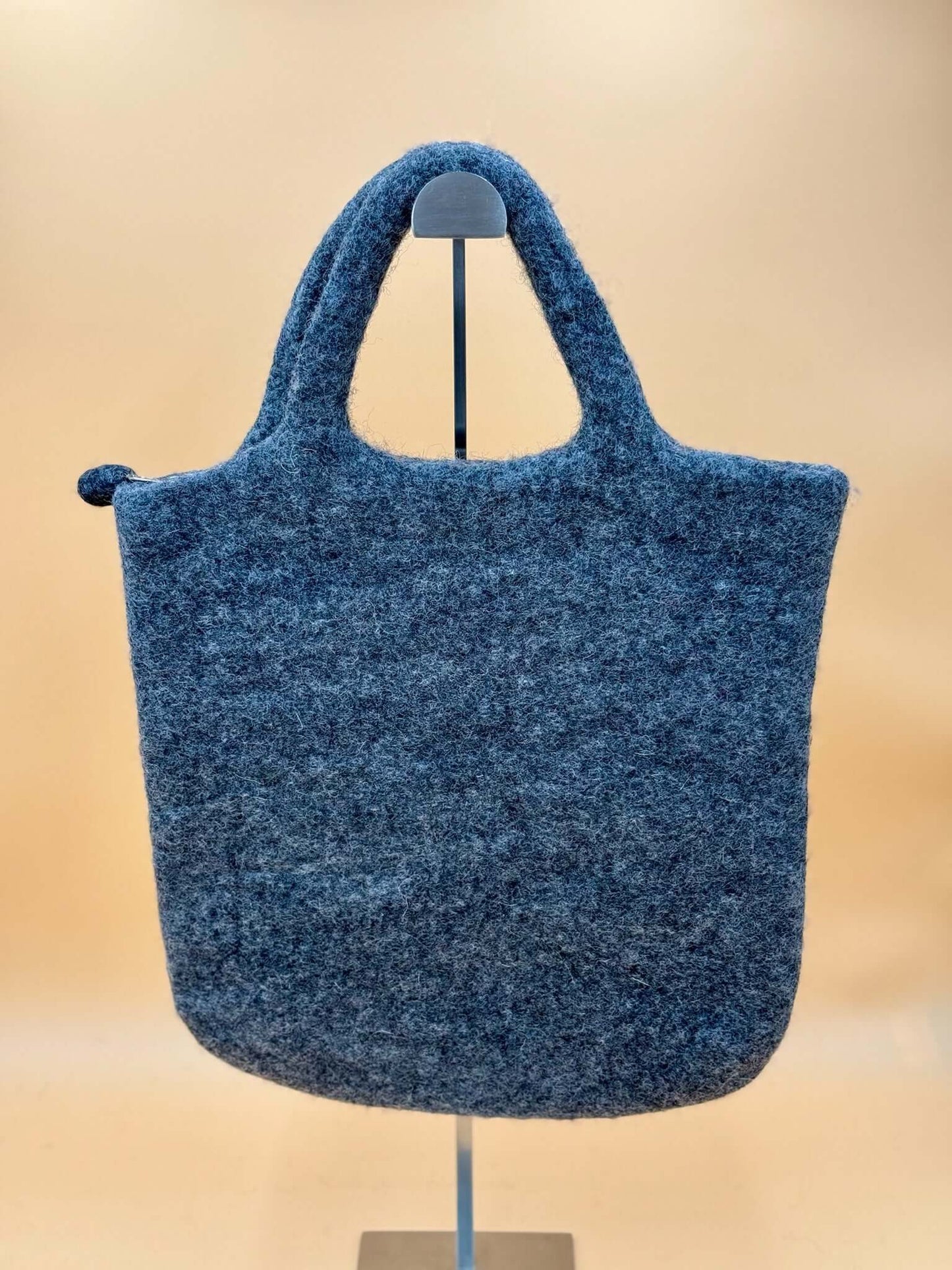 Handgemachte Filztasche Size L in Grau, geeignet für Computer, iPad und mehr.