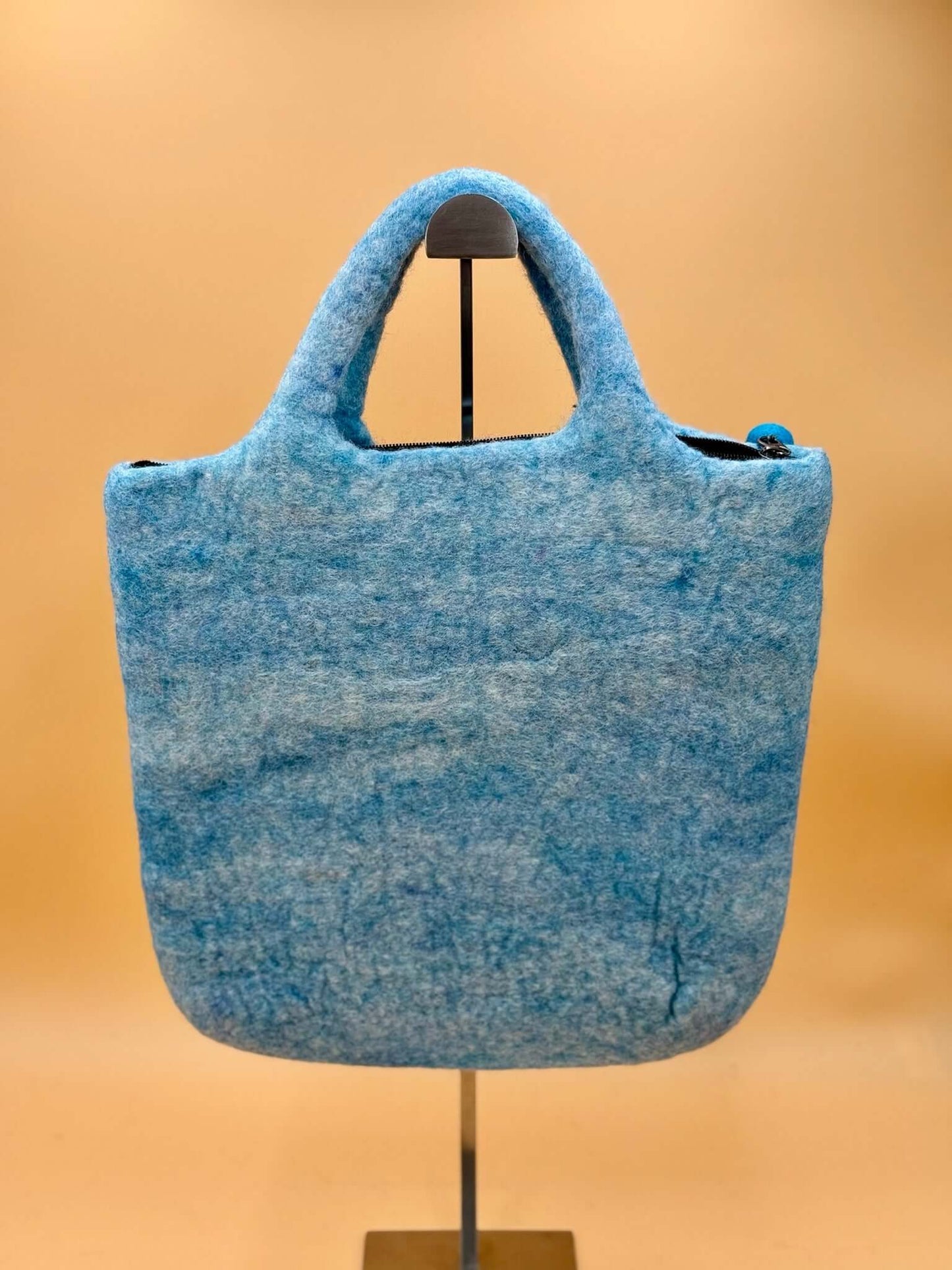 Handtasche Filztasche Size L Large Bag in blau, handgefertigt aus 100% Wolle, abgebildet auf Ständer.