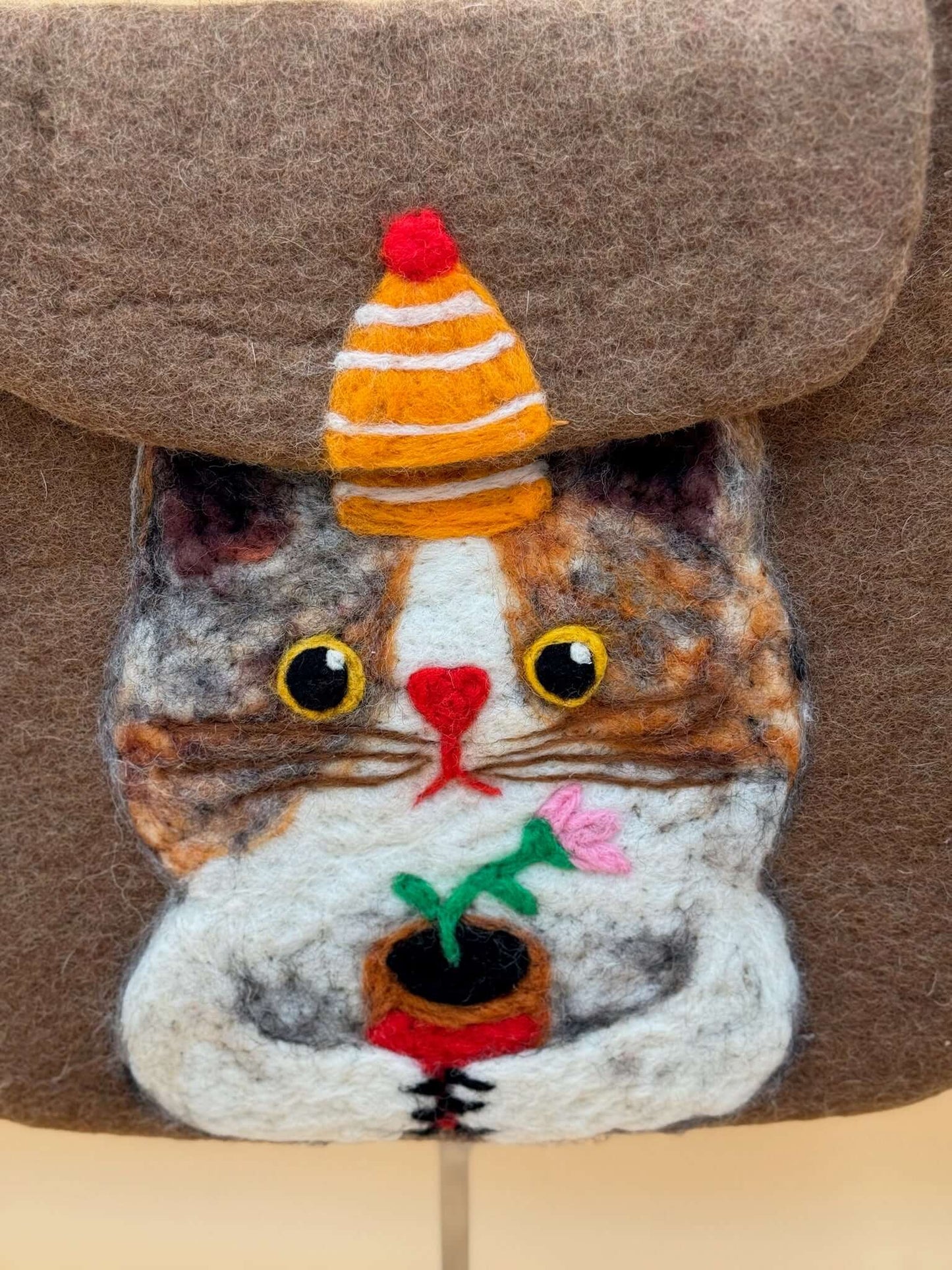 Handtasche Filztasche Size M Flap Bag mit Katze und Blume, handgemacht, Wolle, braun-orange, 28x28cm