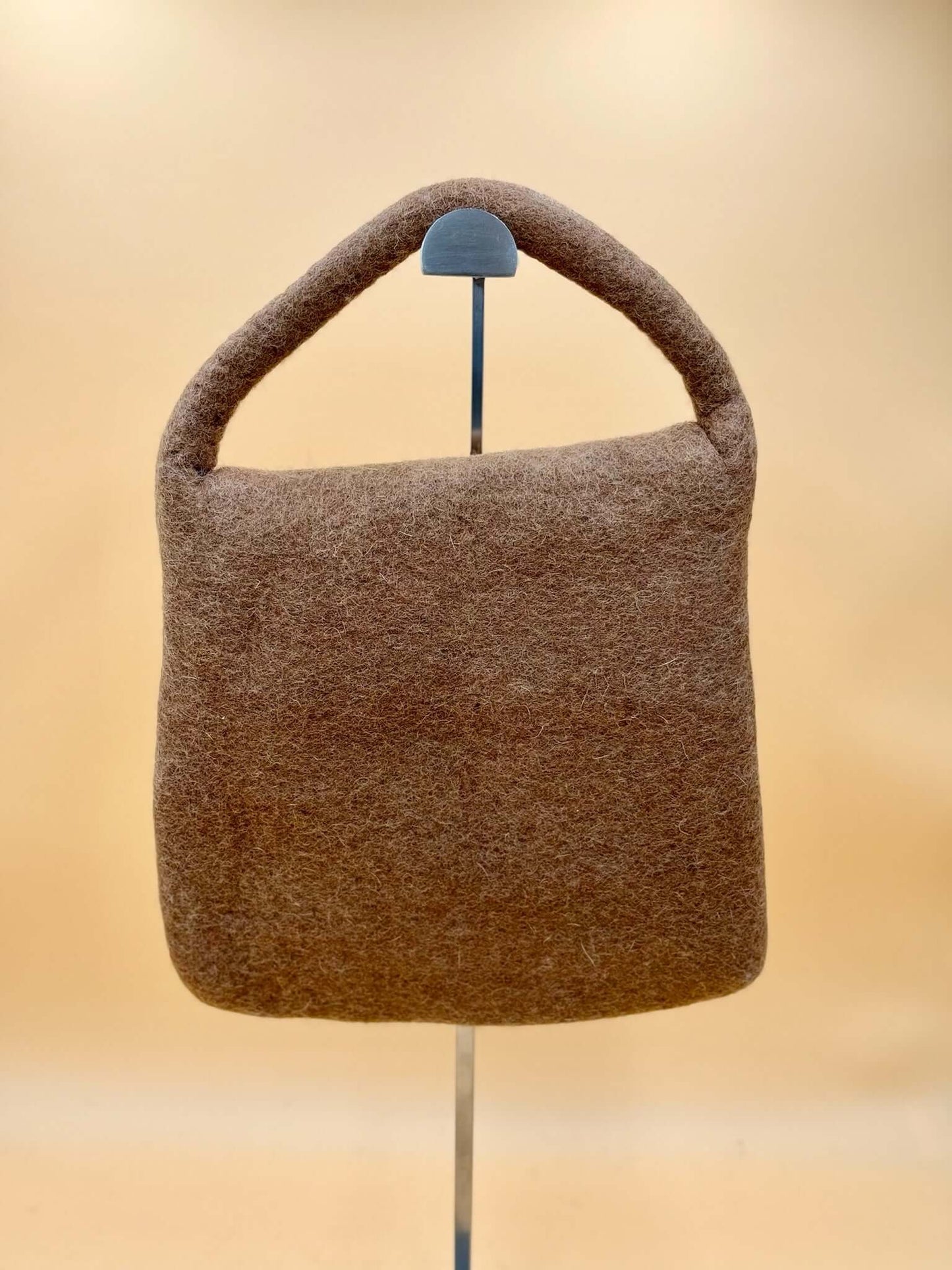 Handtasche Filztasche Size M Flap Bag in braun, handgemacht aus 100% Wolle, für kleine Gegenstände geeignet.