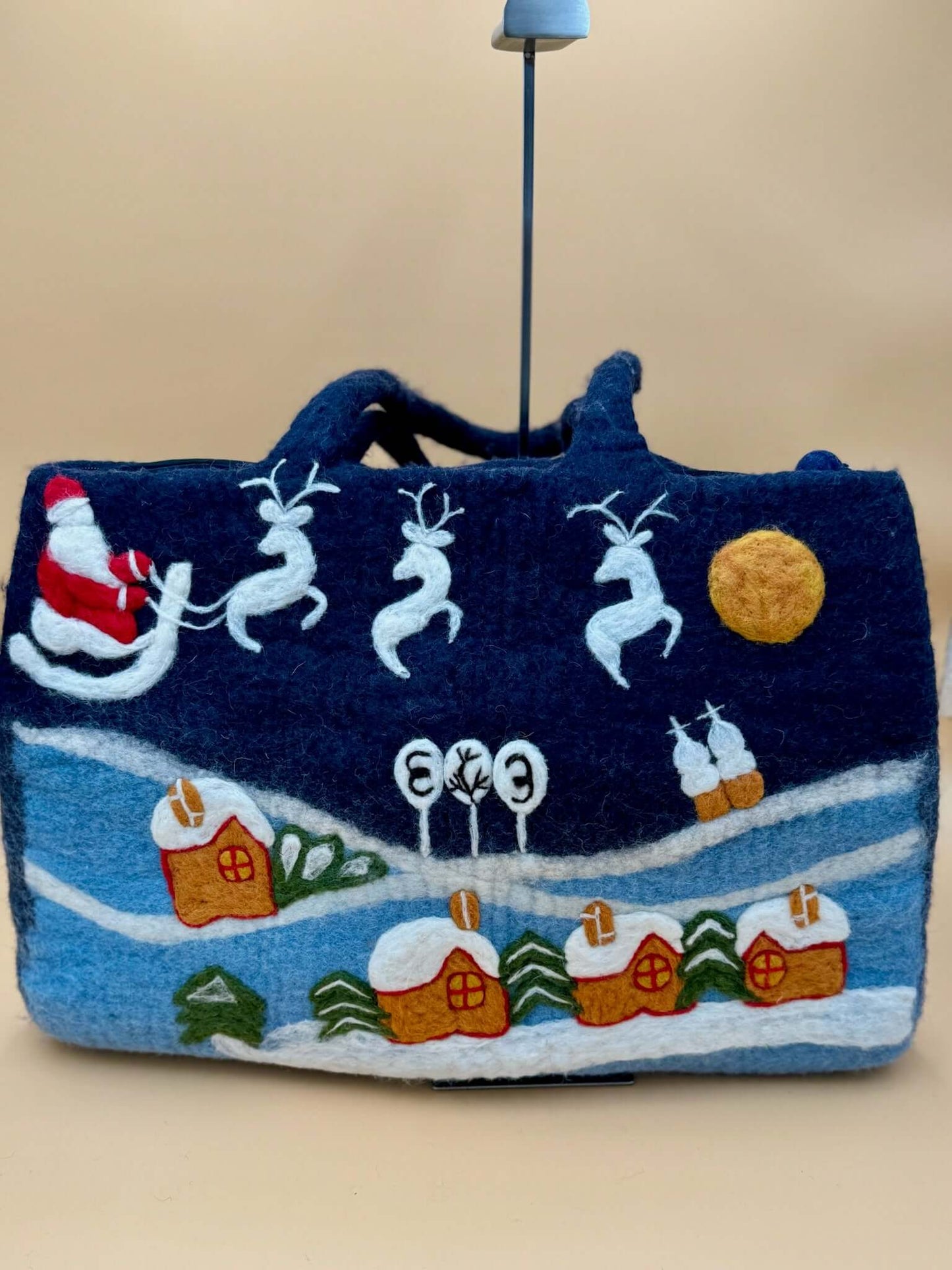 Schultertasche Filztasche Size XL Large Bag Weihnachtsmann with winter scene, reindeer, Santa, and colorful houses.