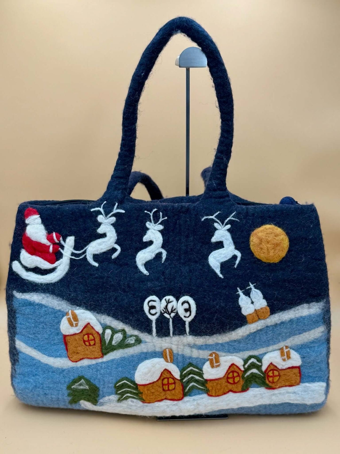 Handgemachte Schultertasche Filztasche Size XL mit Weihnachtsmann und Rentieren, 56x40cm, blau, für Computer und Bücher.