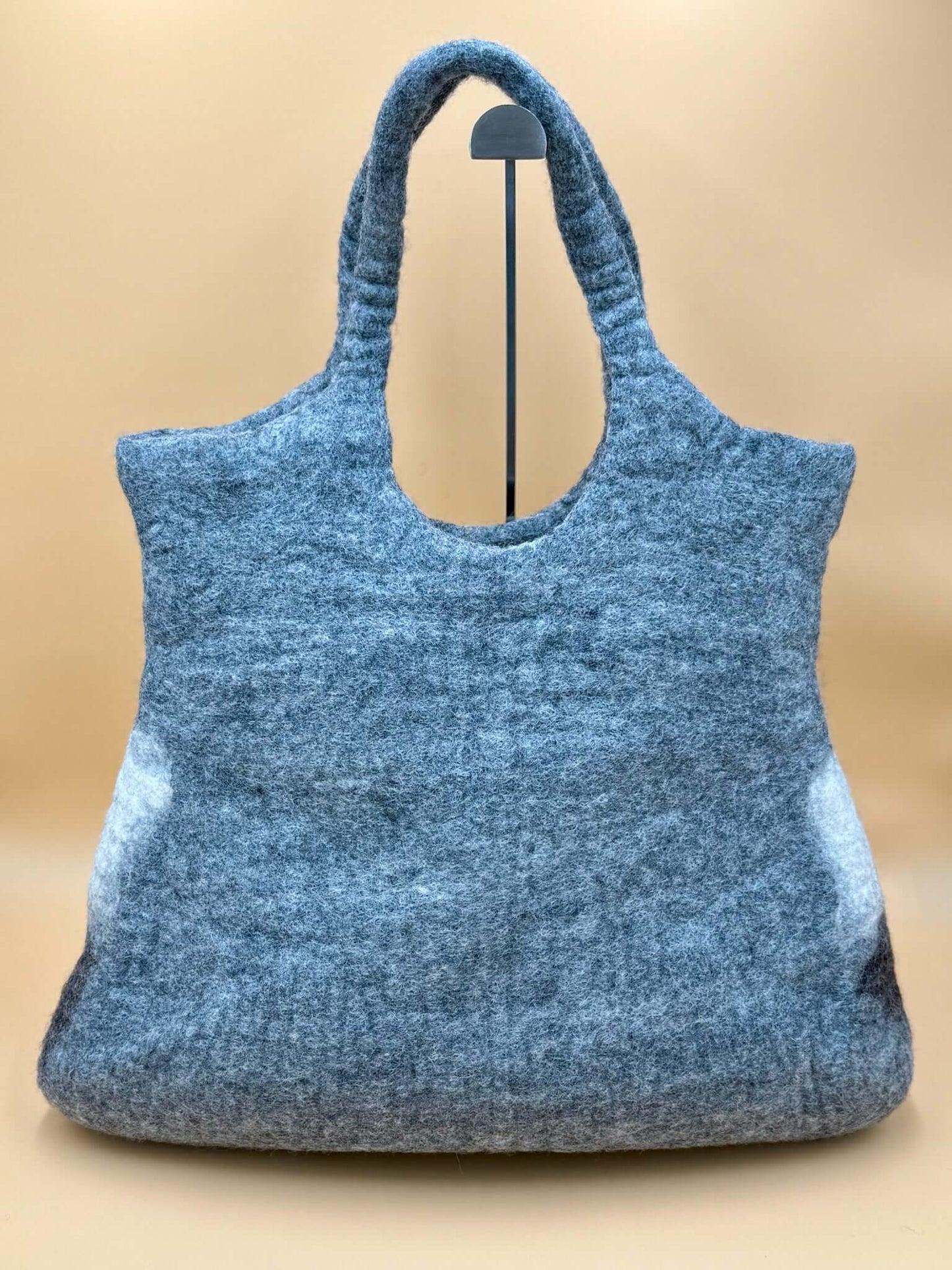 Handmade gray felt shoulder bag, size XL, perfect for carrying everyday essentials like books and a laptop.
