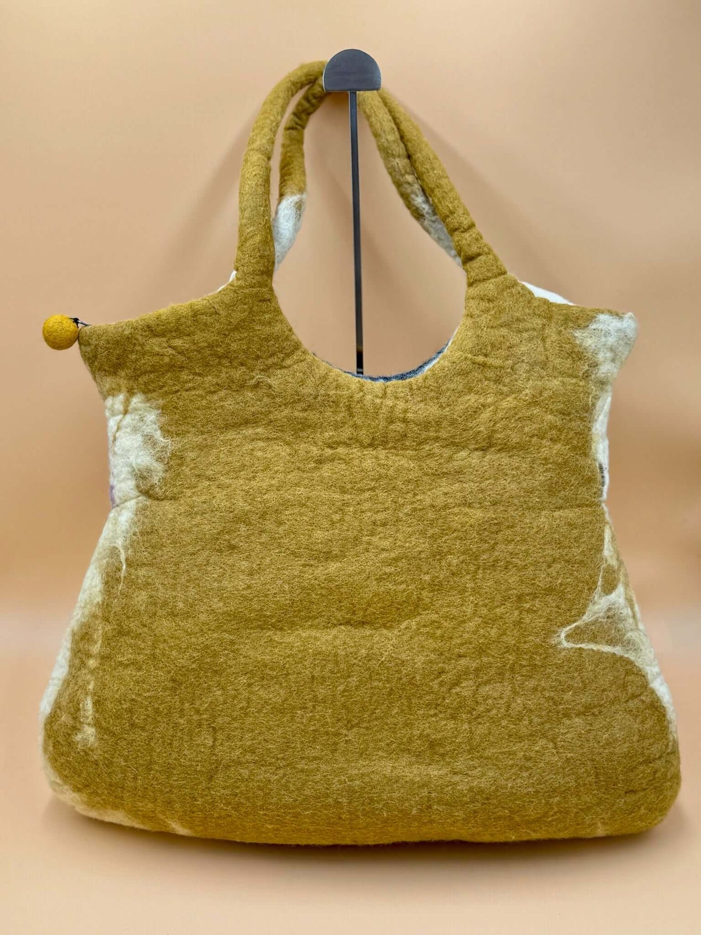 Handmade Schultertasche Filztasche Size XL in Gelb mit weißen Akzenten, ideal für Weihnachten und große Gegenstände.