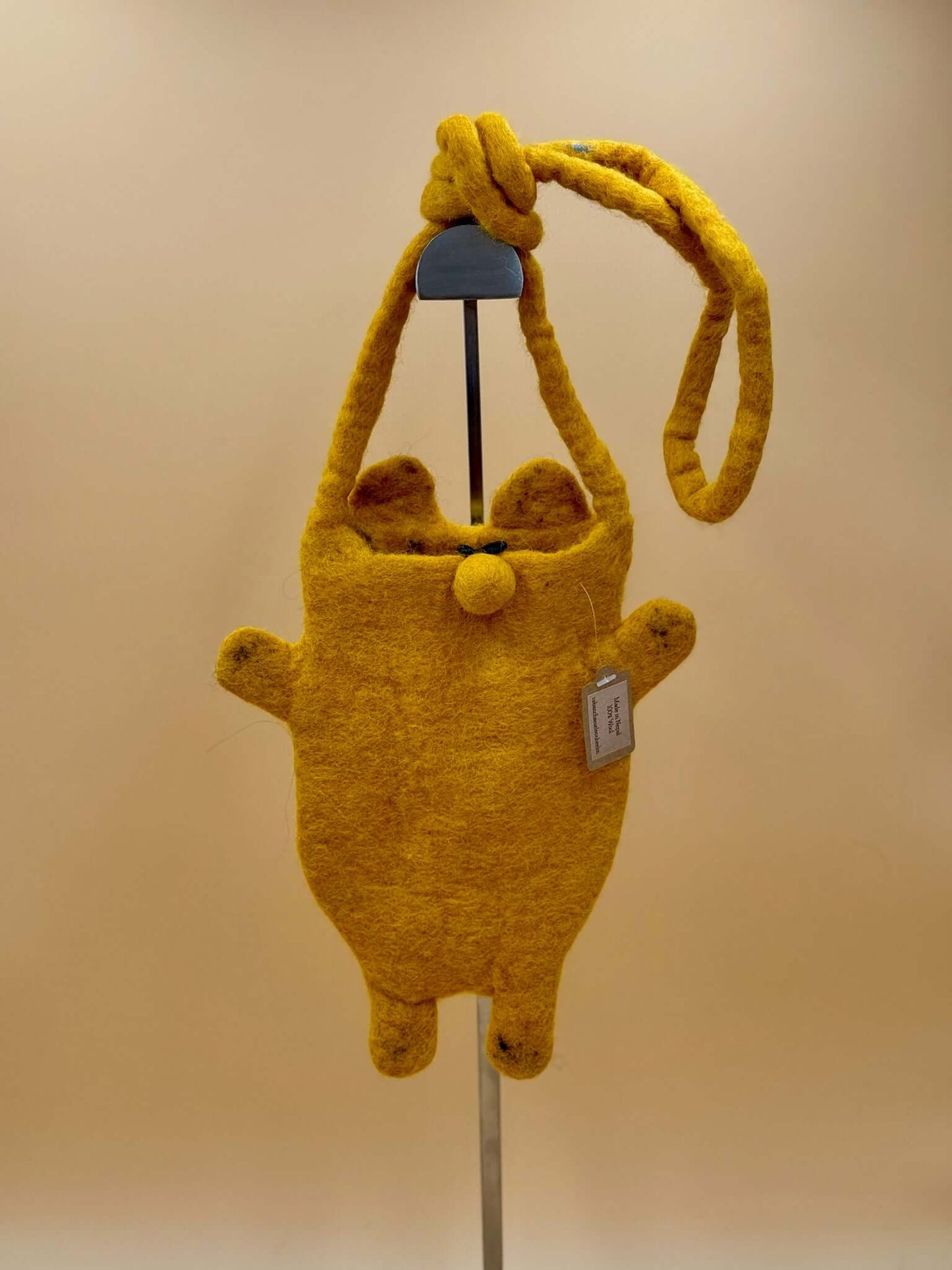 Umhängetasche Filztasche Size S Crossbody in gelb mit tierähnlichem Design und Trageriemen, handgemacht aus Wolle.
