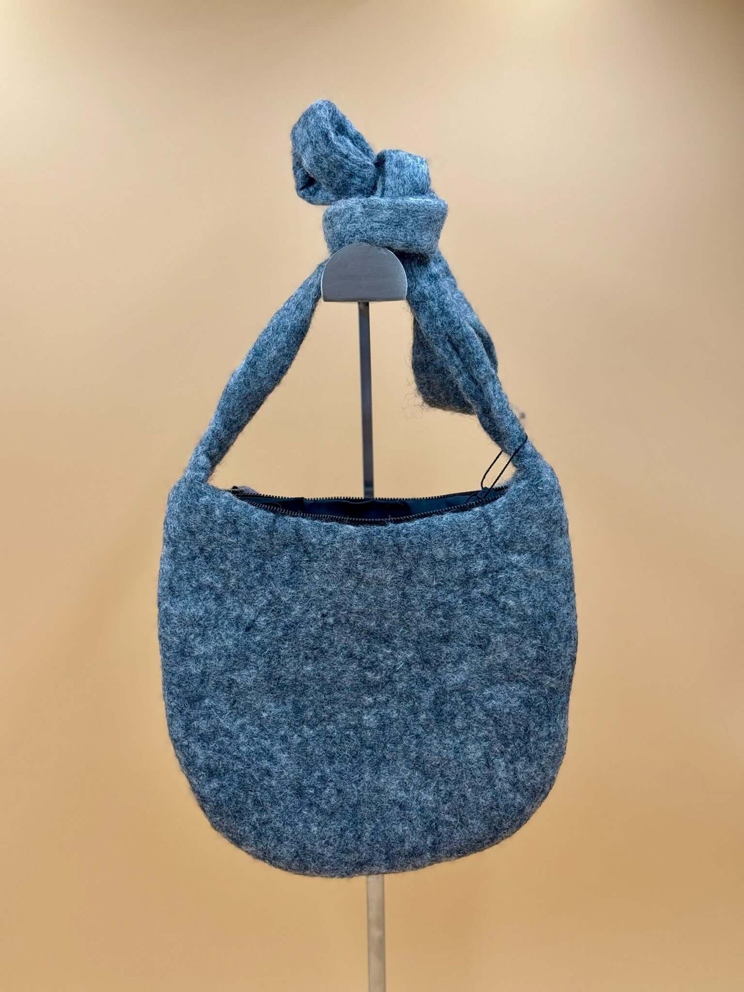 Umhängetasche Filztasche Size M in blau mit Knoten, handgemacht, 100% Wolle, Crossbody Format.