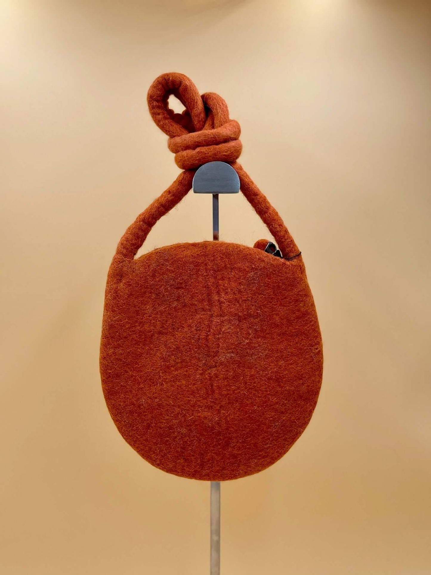 Umhängetasche Filztasche Size M in orange, handgefertigt, mit knotenförmigem Griff, ideal für Alltag.