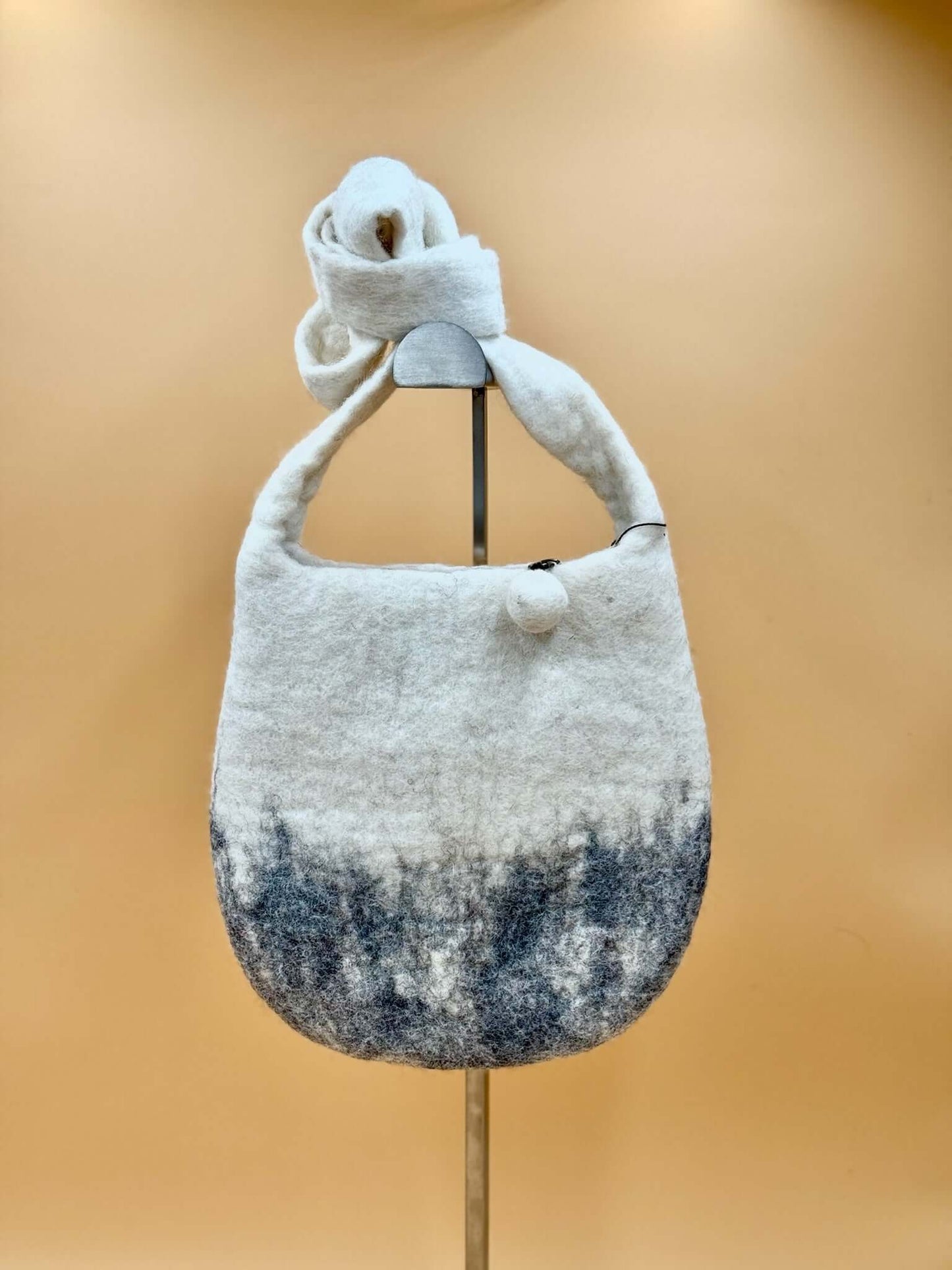 Umhängetasche Filztasche Size M Crossbody Pilze in grau und weiß, handgefertigt aus 100% Wolle.