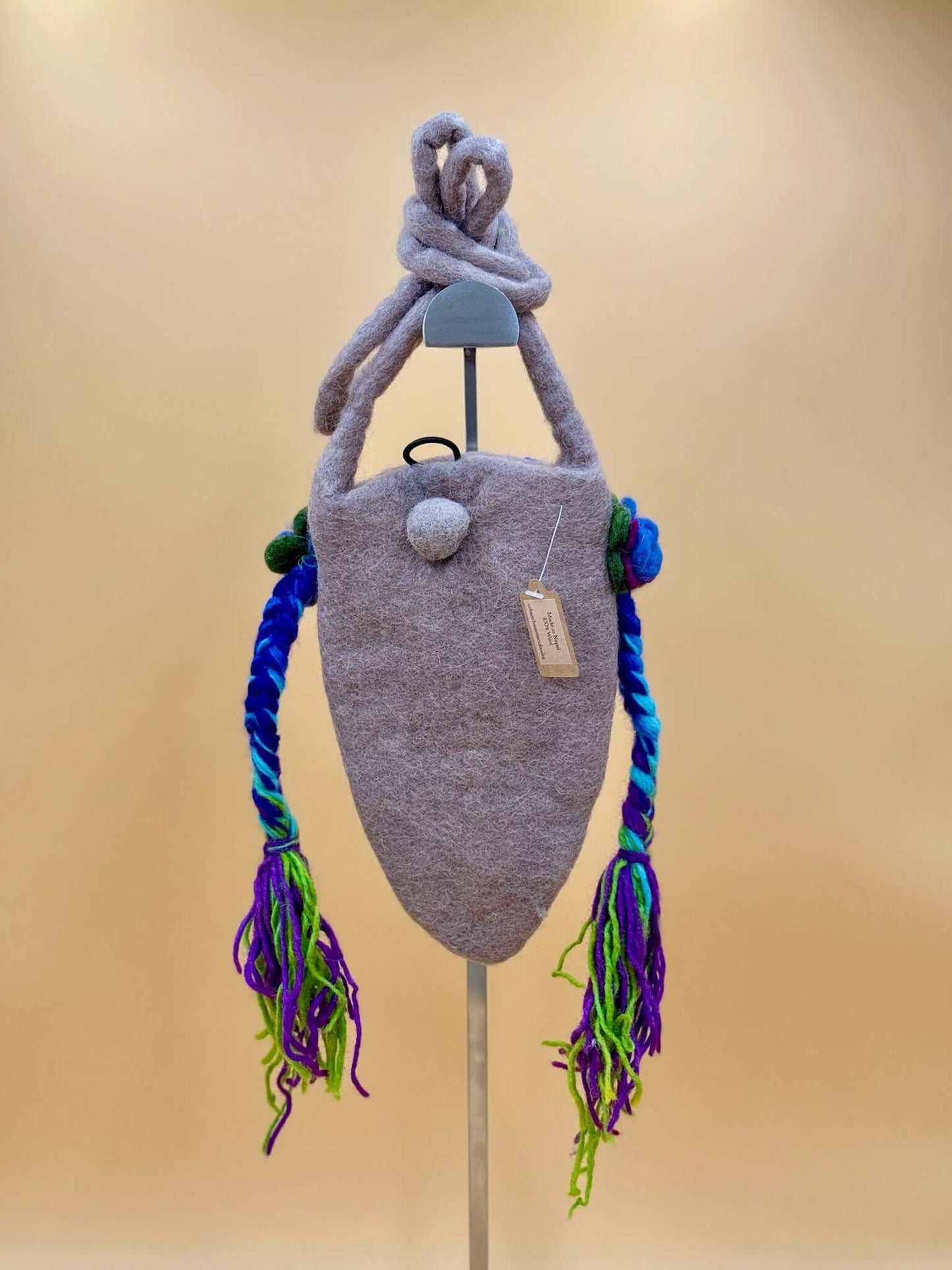 Umhängetasche Filztasche Size S Crossbody big nose girl in gray with colorful braids, 100% wool, handmade with zipper.