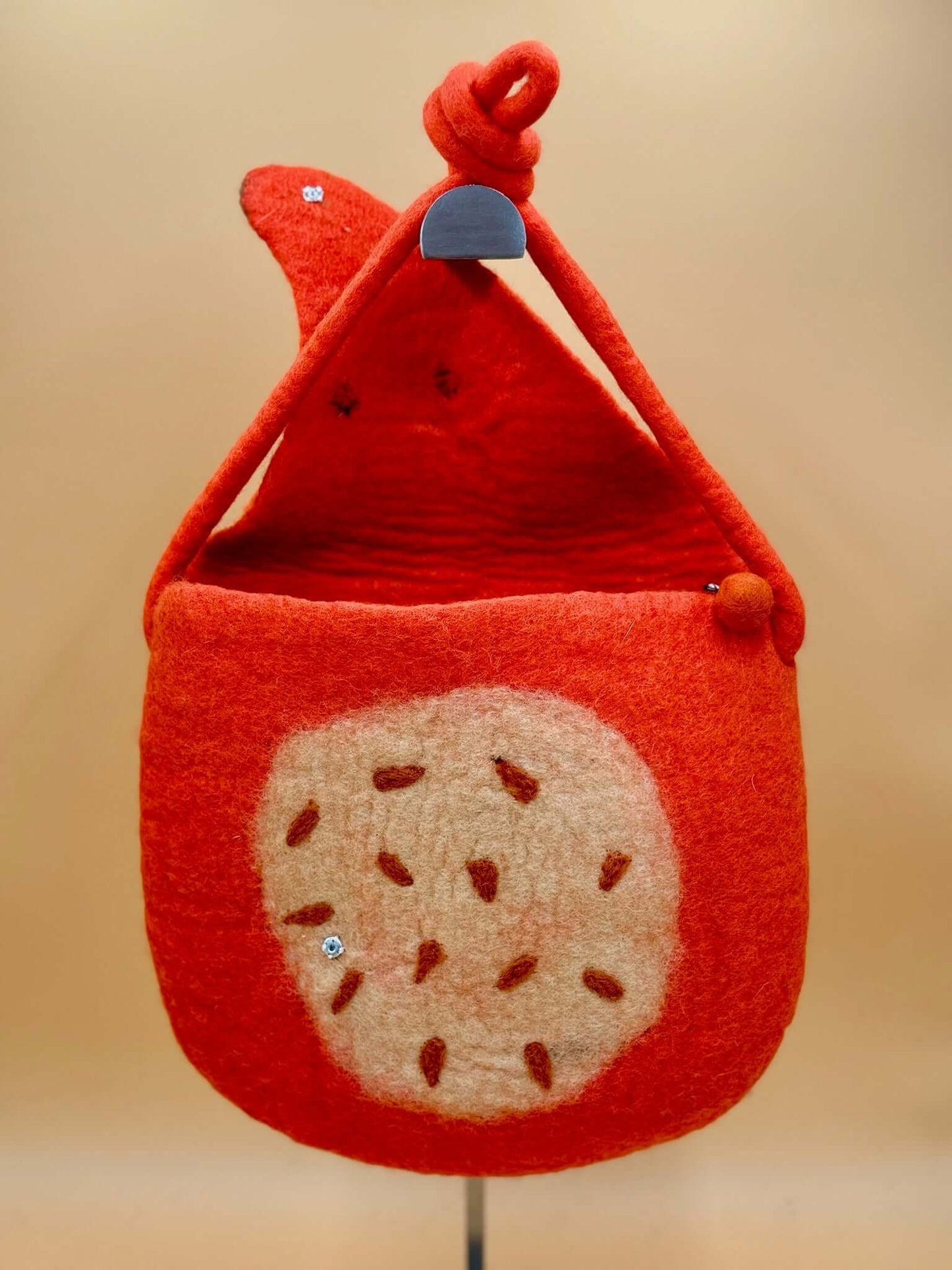 Umhängetasche Filztasche Size M Crossbody Fuchs in Orange mit braunem Muster, handgefertigt aus 100% Wolle.