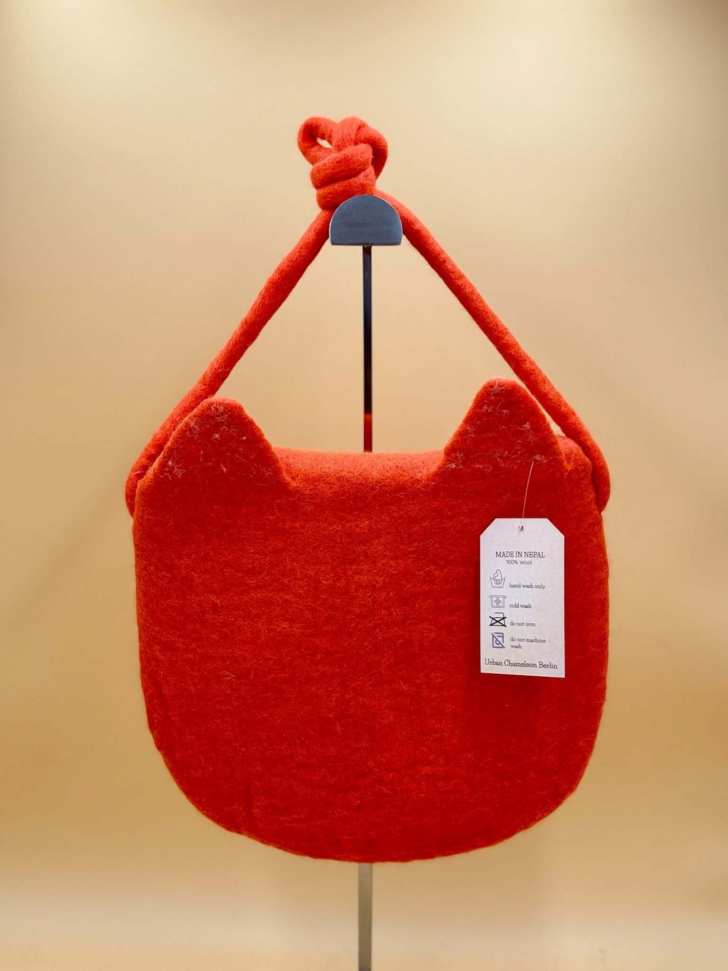 Umhängetasche Filztasche Size M Crossbody Fuchs in orange mit Katzenohren und Innenfutter, handgemacht aus 100% Wolle.