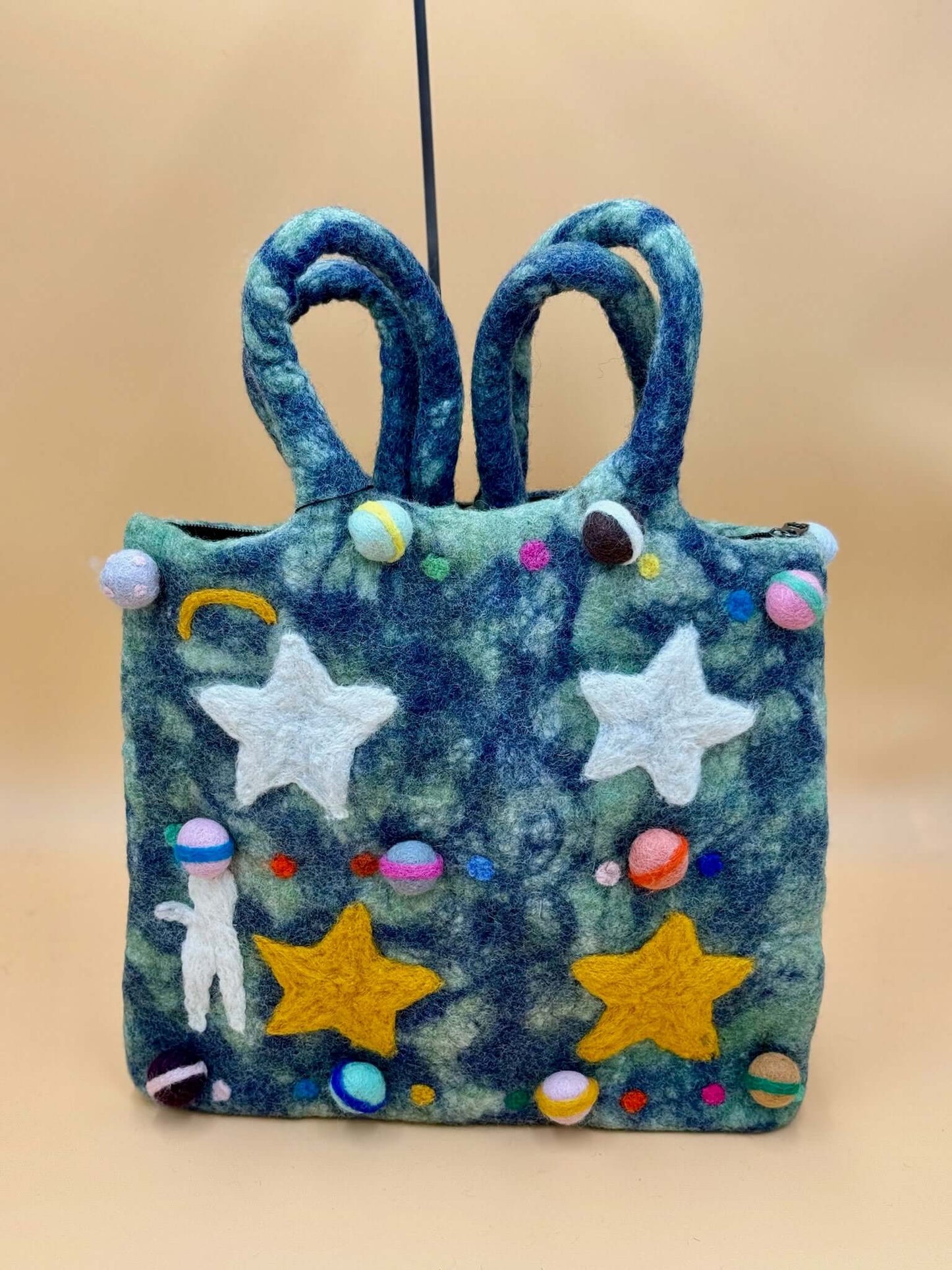 Handgemachte Schultertasche Filztasche Size L in grün-blau mit Planeten und Sternen-Motiv, ideal für Alltagsgegenstände.