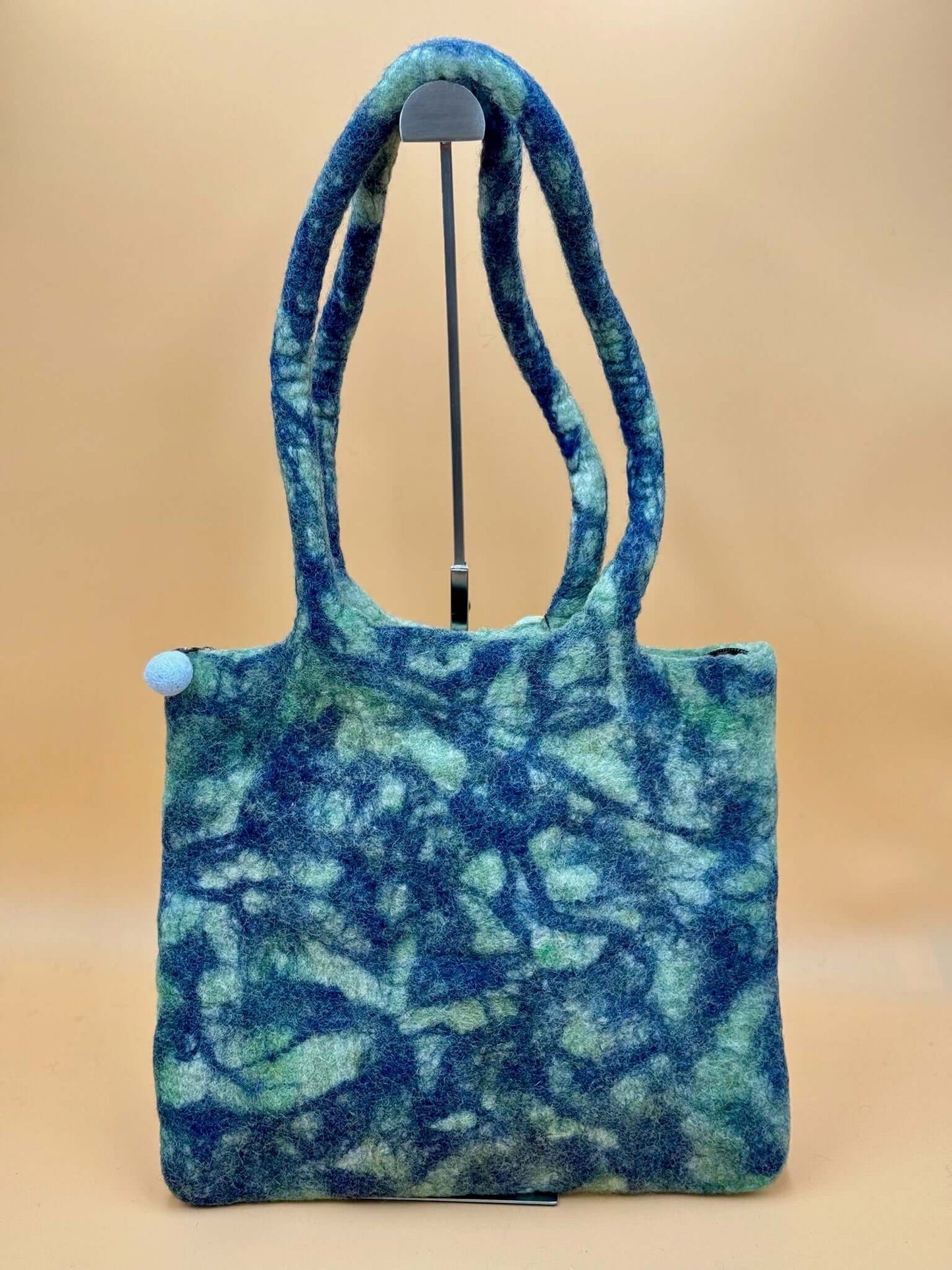 Handgemachte Schultertasche Filztasche Size L in grün, blau und weiß mit Reißverschluss und langen Trägern