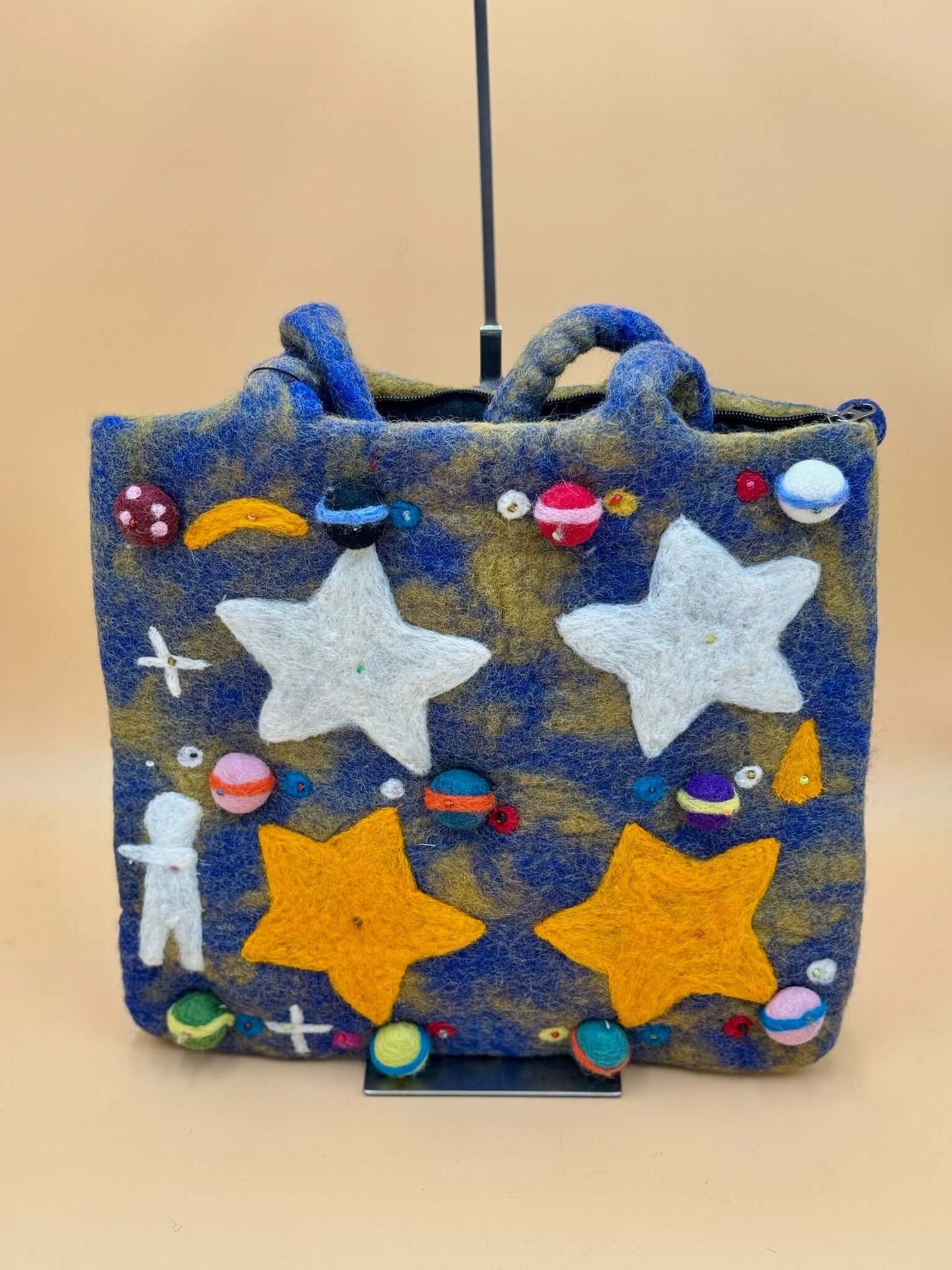 Handgemachte Schultertasche Filztasche Size L Shopper Planeten mit bunten Sternen und Planeten dekoriert.