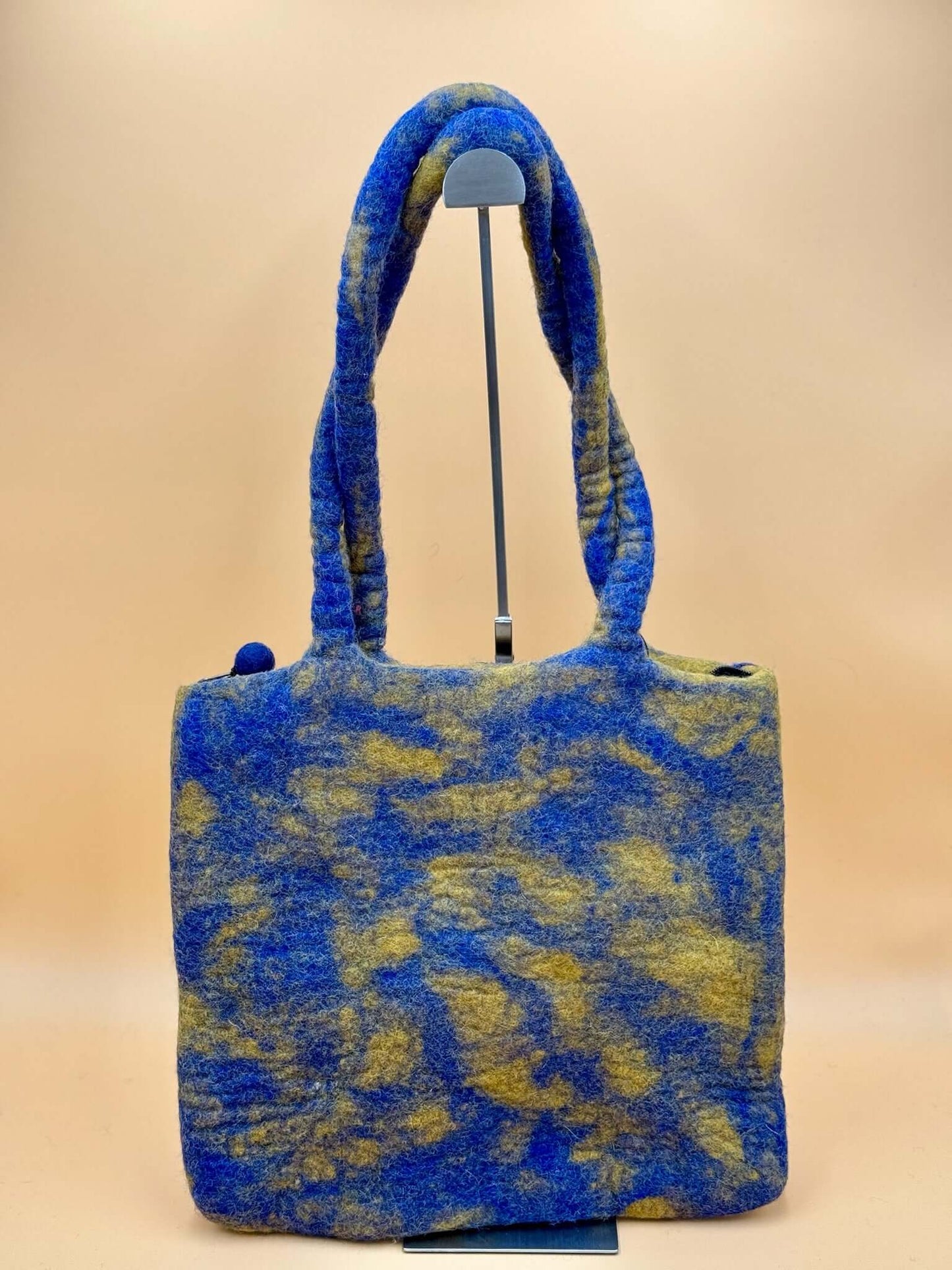 Schultertasche Filztasche Size L in blau, weiß und gelb, handgefertigt aus 100% Wolle, ideal für Alltag und Reisen.