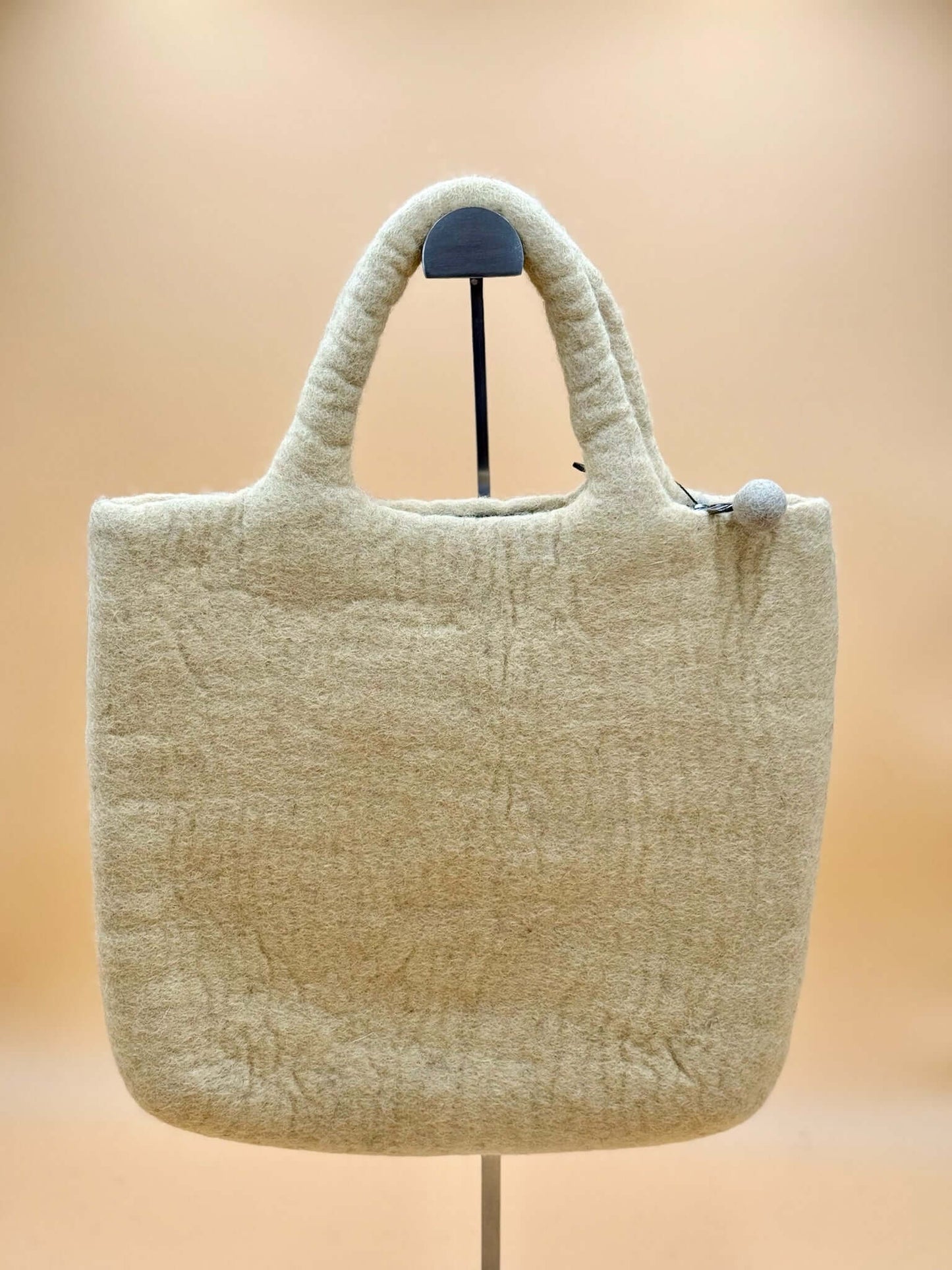Handgemachte beige Filztasche Size L Large Bag, ideal für iPad und Alltagsgegenstände, mit Reißverschluss und Innenfutter.