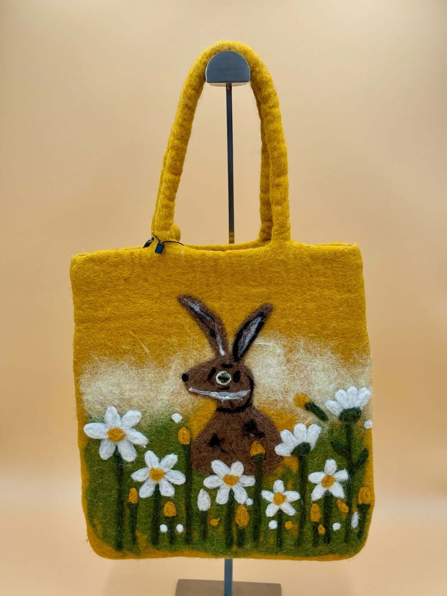 Schultertasche Filztasche Size L Shopper Hase mit Blumen - urbanchameleonberlin