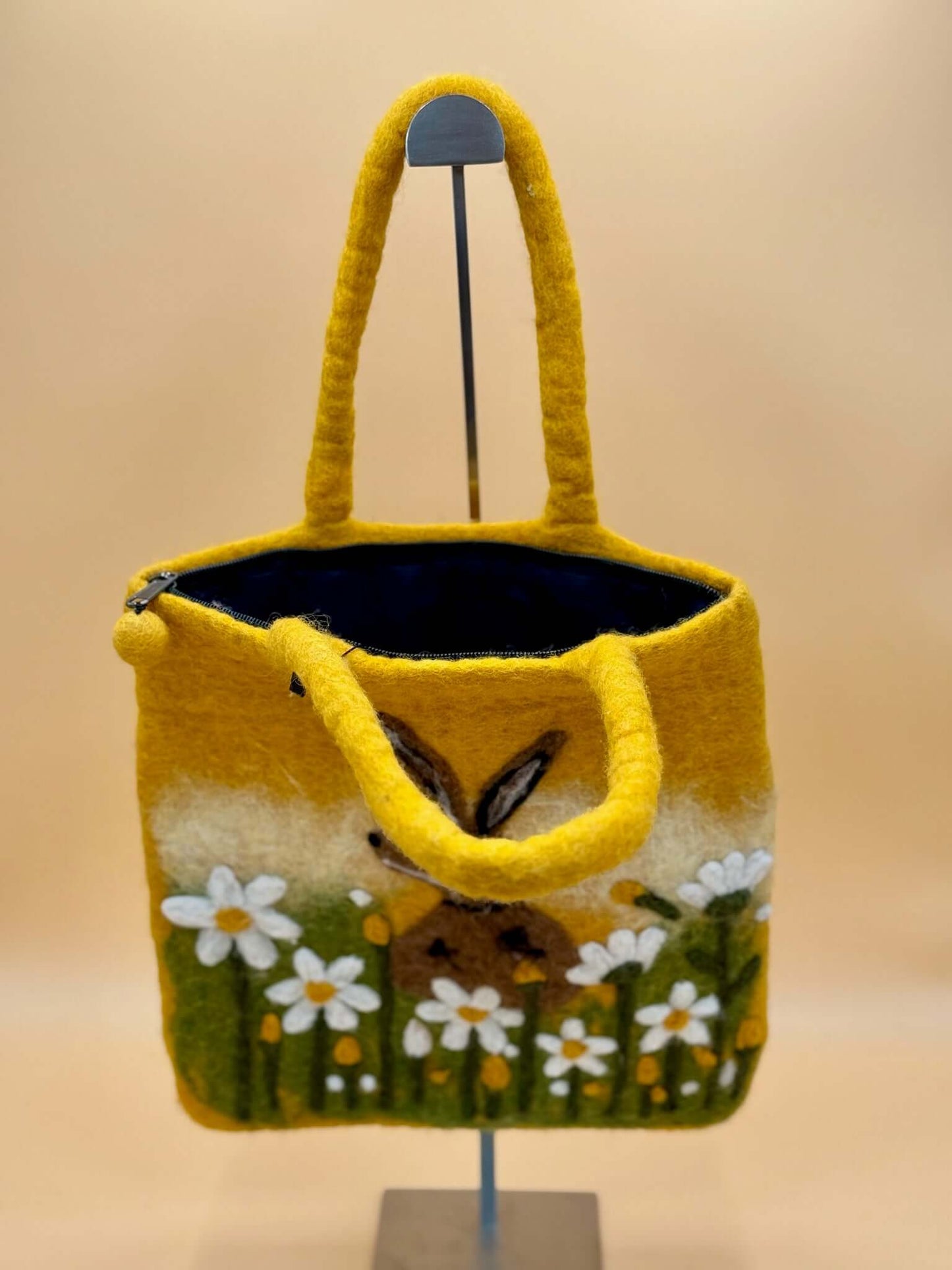 Schultertasche Filztasche Size L Shopper Hase mit Blumen - urbanchameleonberlin