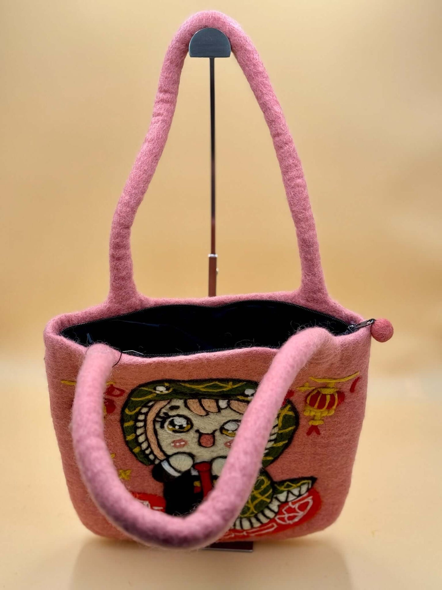 Schultertasche Filztasche Size L Shopper chinesisches Mädchen mit Schlange - urbanchameleonberlin
