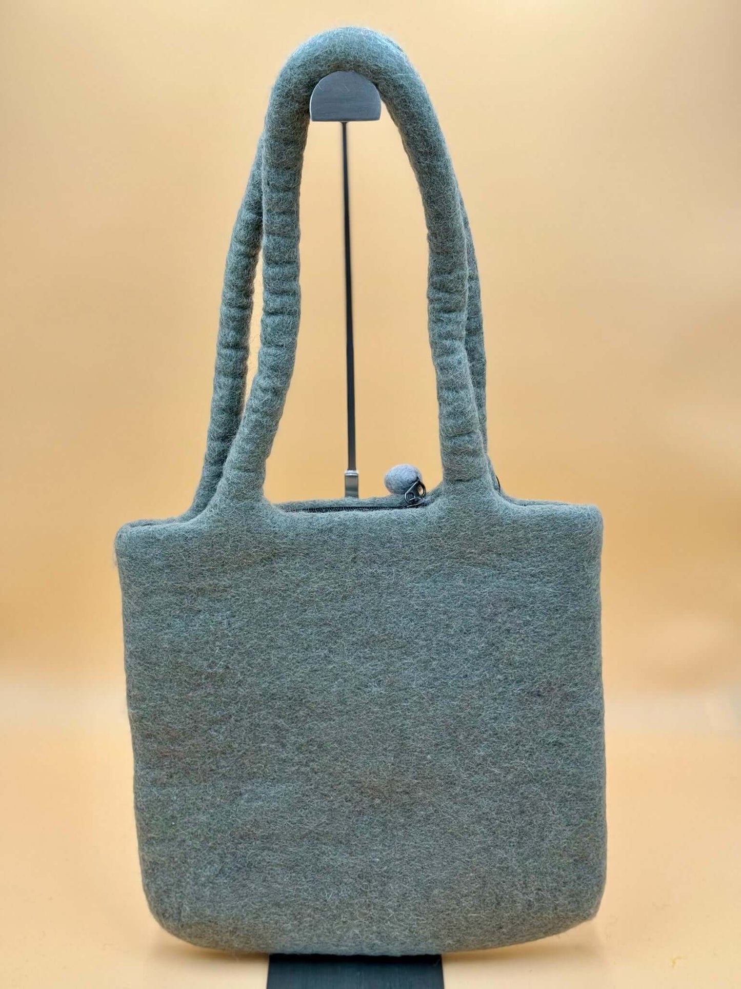 Schultertasche Filztasche Size L Shopper Rind mit Hut - urbanchameleonberlin