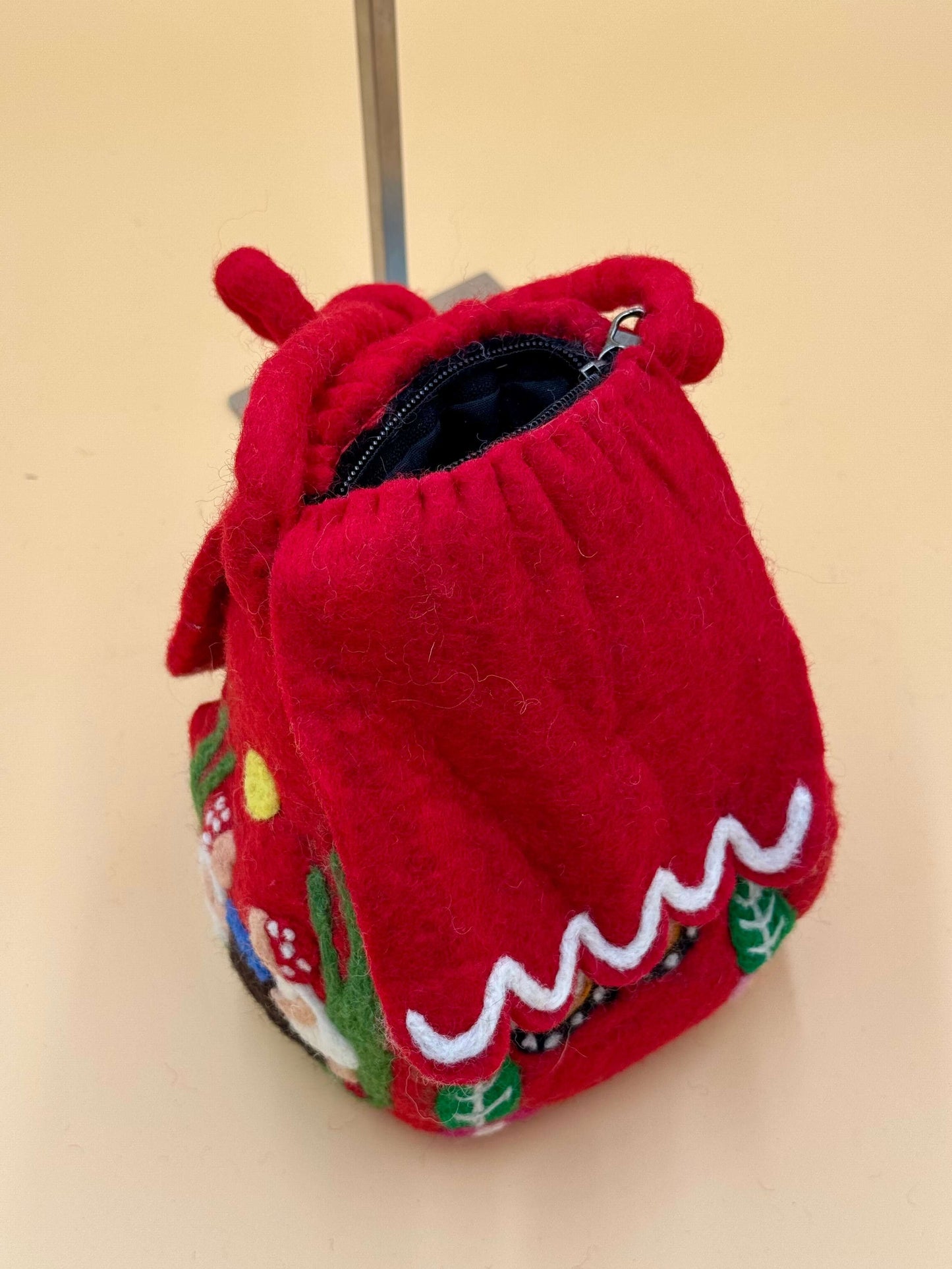 Umhängetasche Filztasche Size M Crossbody Häuschen rot - urbanchameleonberlin