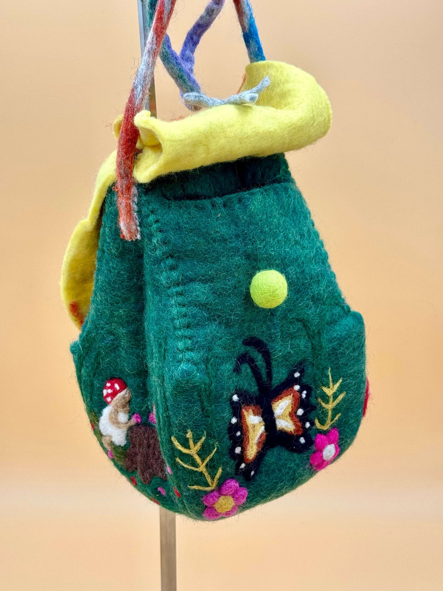 Umhängetasche Filztasche Size M Crossbody Häuschen grün - urbanchameleonberlin