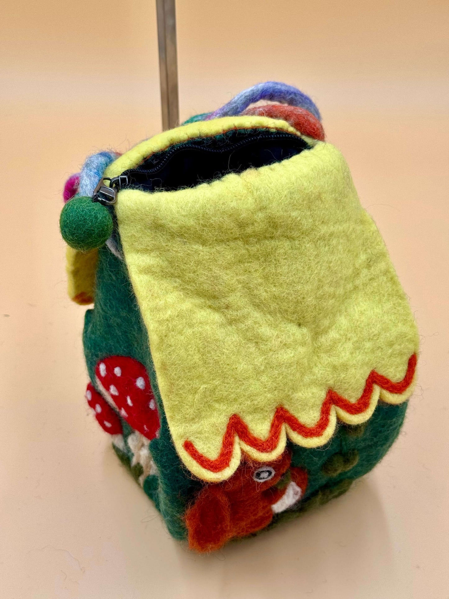 Umhängetasche Filztasche Size M Crossbody Häuschen grün - urbanchameleonberlin