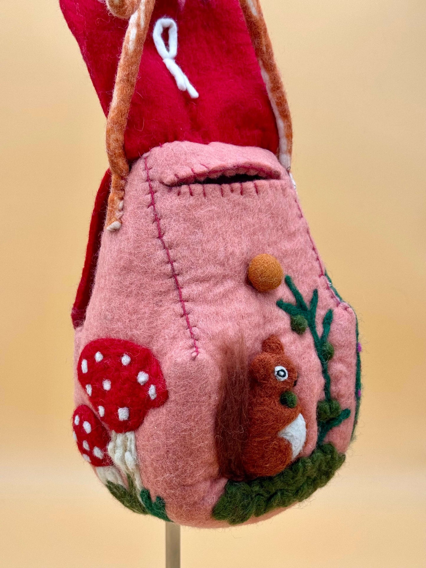 Umhängetasche Filztasche Size M Crossbody Häuschen rosa-rot - urbanchameleonberlin