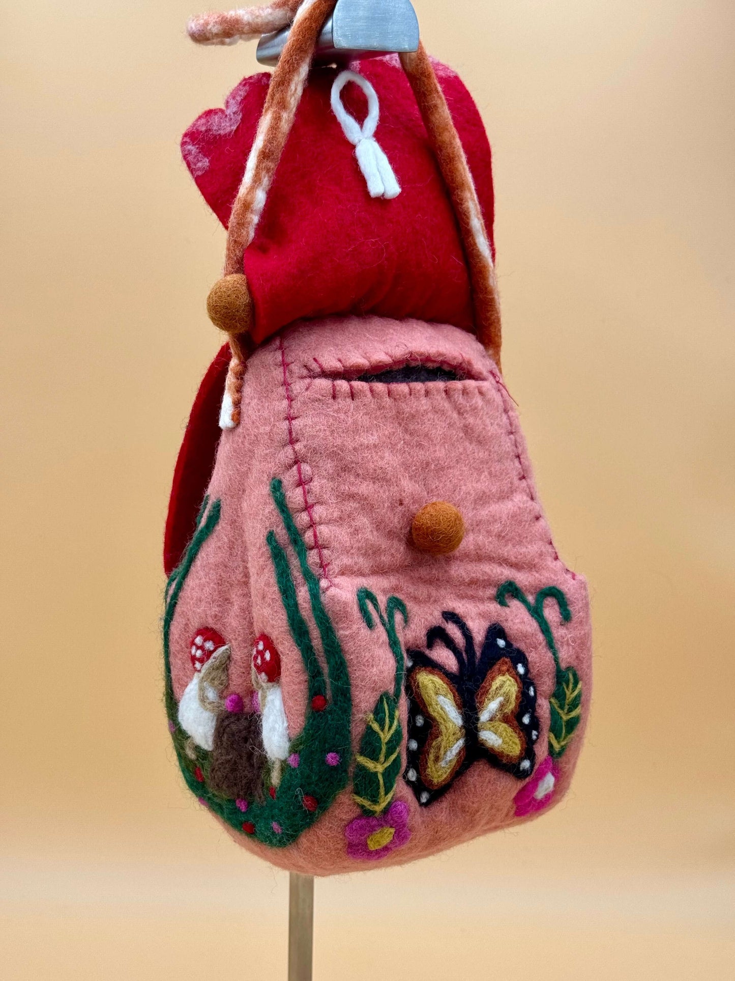 Umhängetasche Filztasche Size M Crossbody Häuschen rosa-rot - urbanchameleonberlin