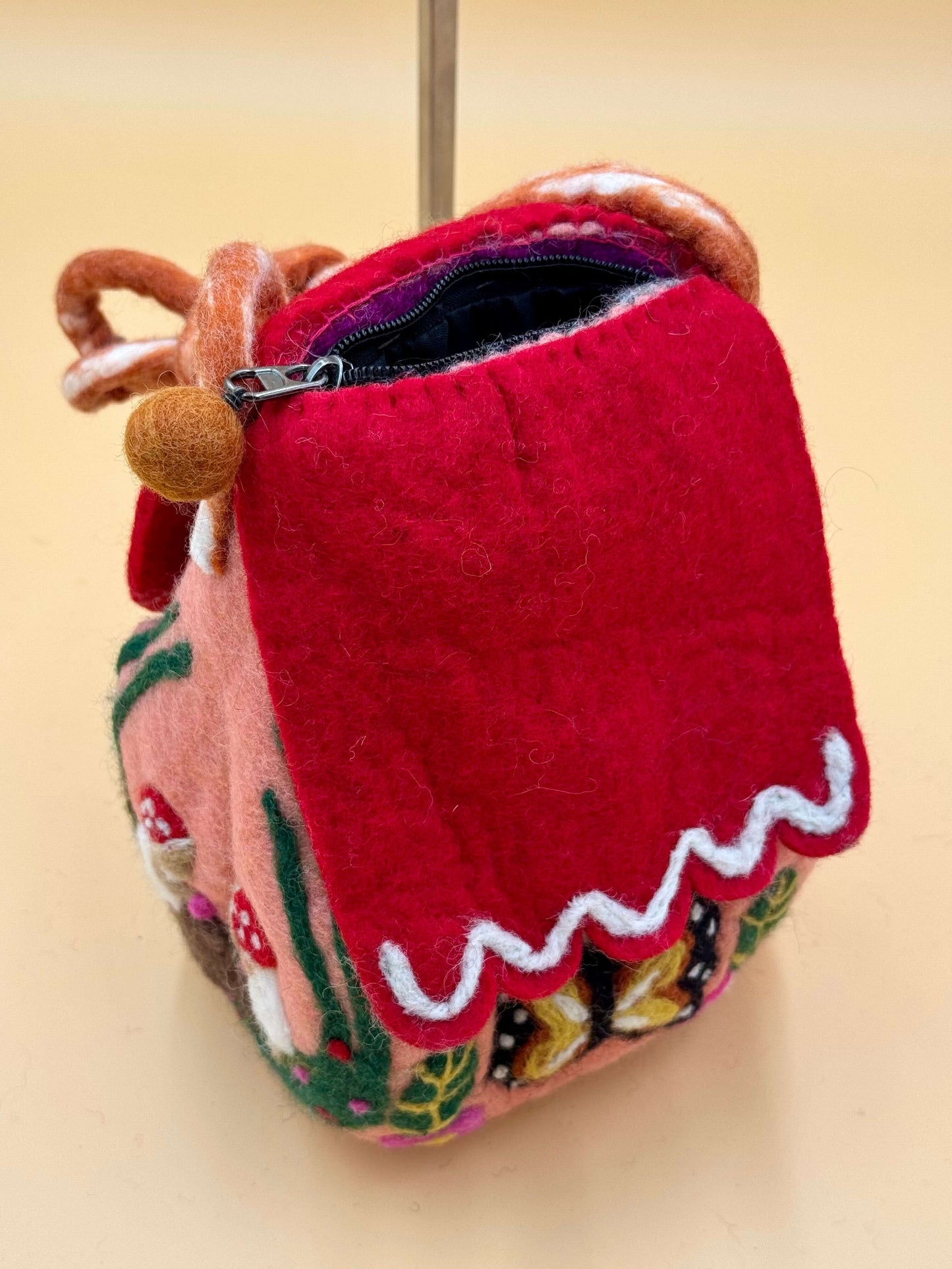 Umhängetasche Filztasche Size M Crossbody Häuschen rosa-rot - urbanchameleonberlin