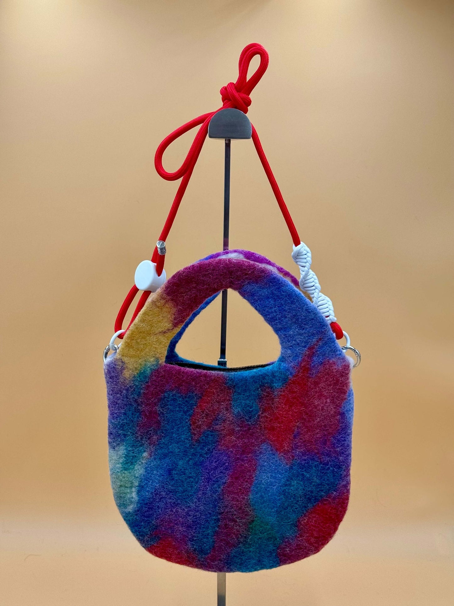 Umhängetasche Filztasche Size M Crossbody bunt - urbanchameleonberlin
