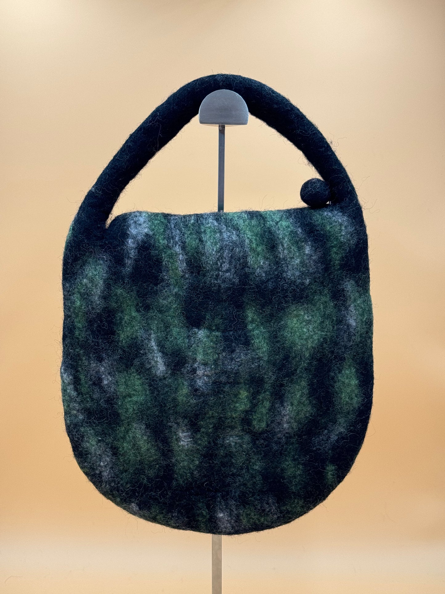 Handtasche Size M Flap Bag Moos mit Blumen - urbanchameleonberlin