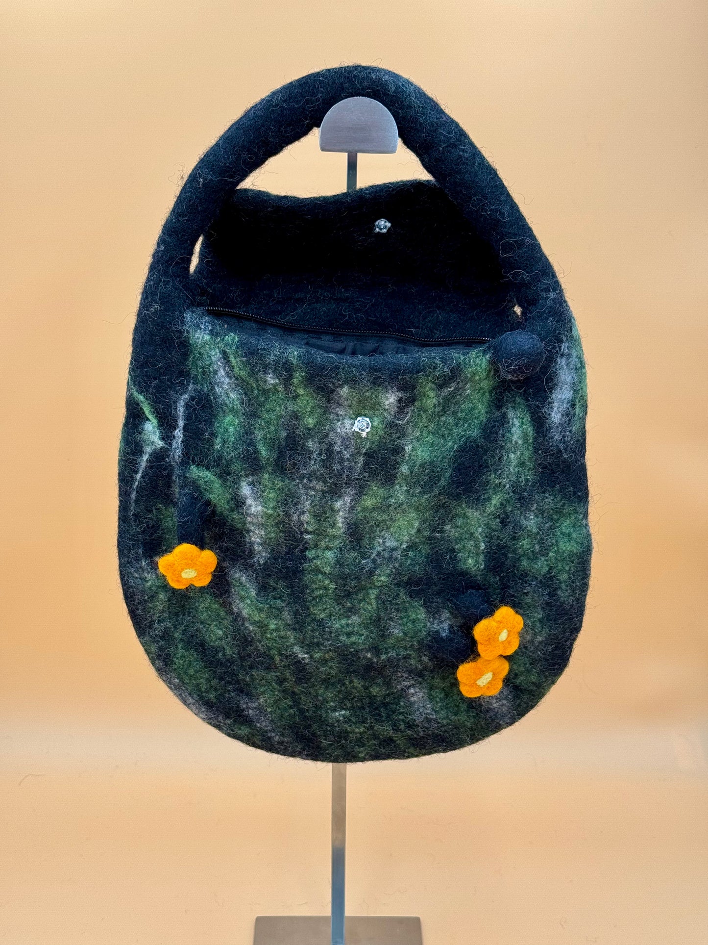 Handtasche Size M Flap Bag Moos mit Blumen - urbanchameleonberlin