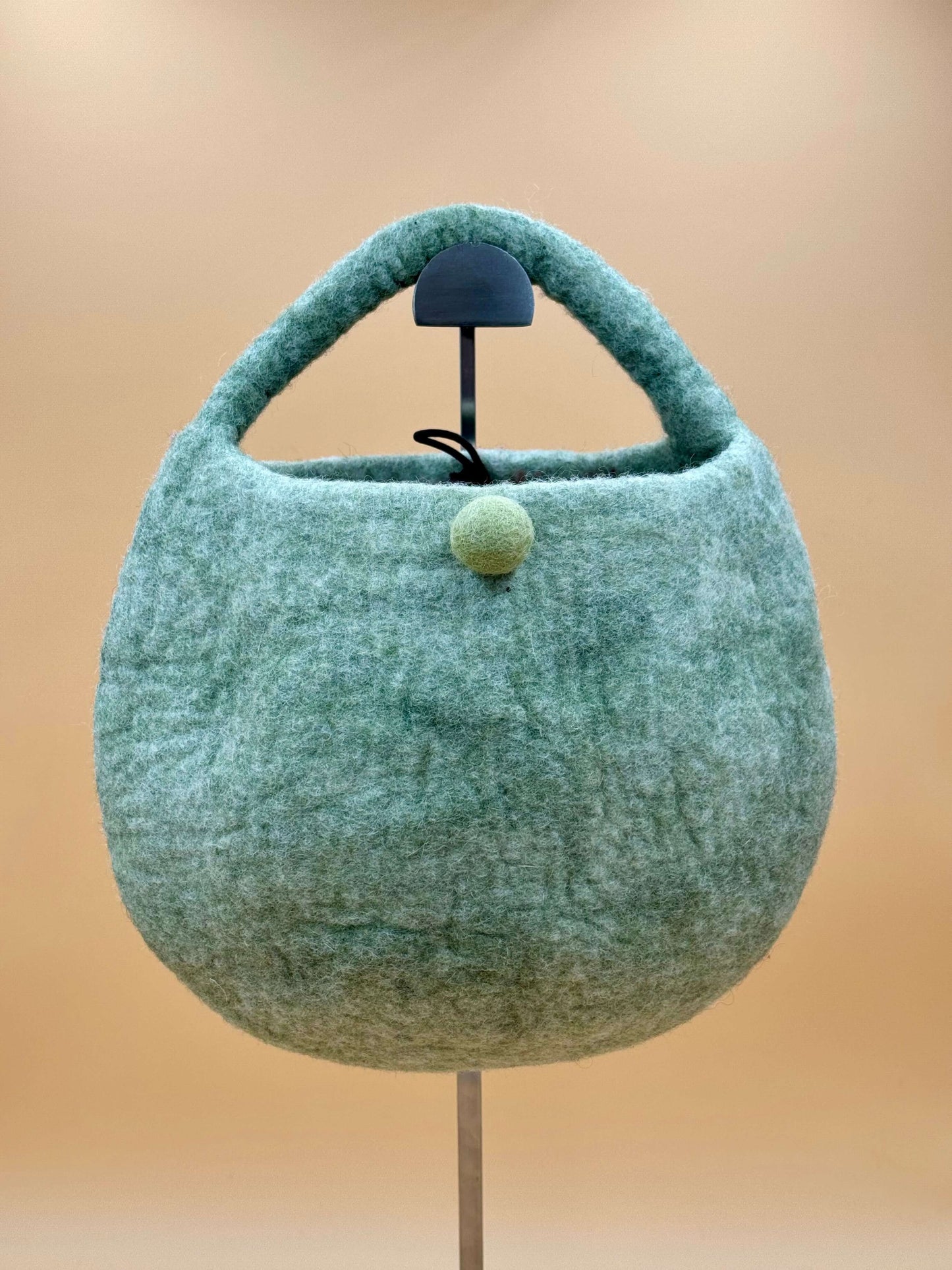 Handtasche Filztasche Size S Bucket Bag Katze mit Kopftuch - urbanchameleonberlin