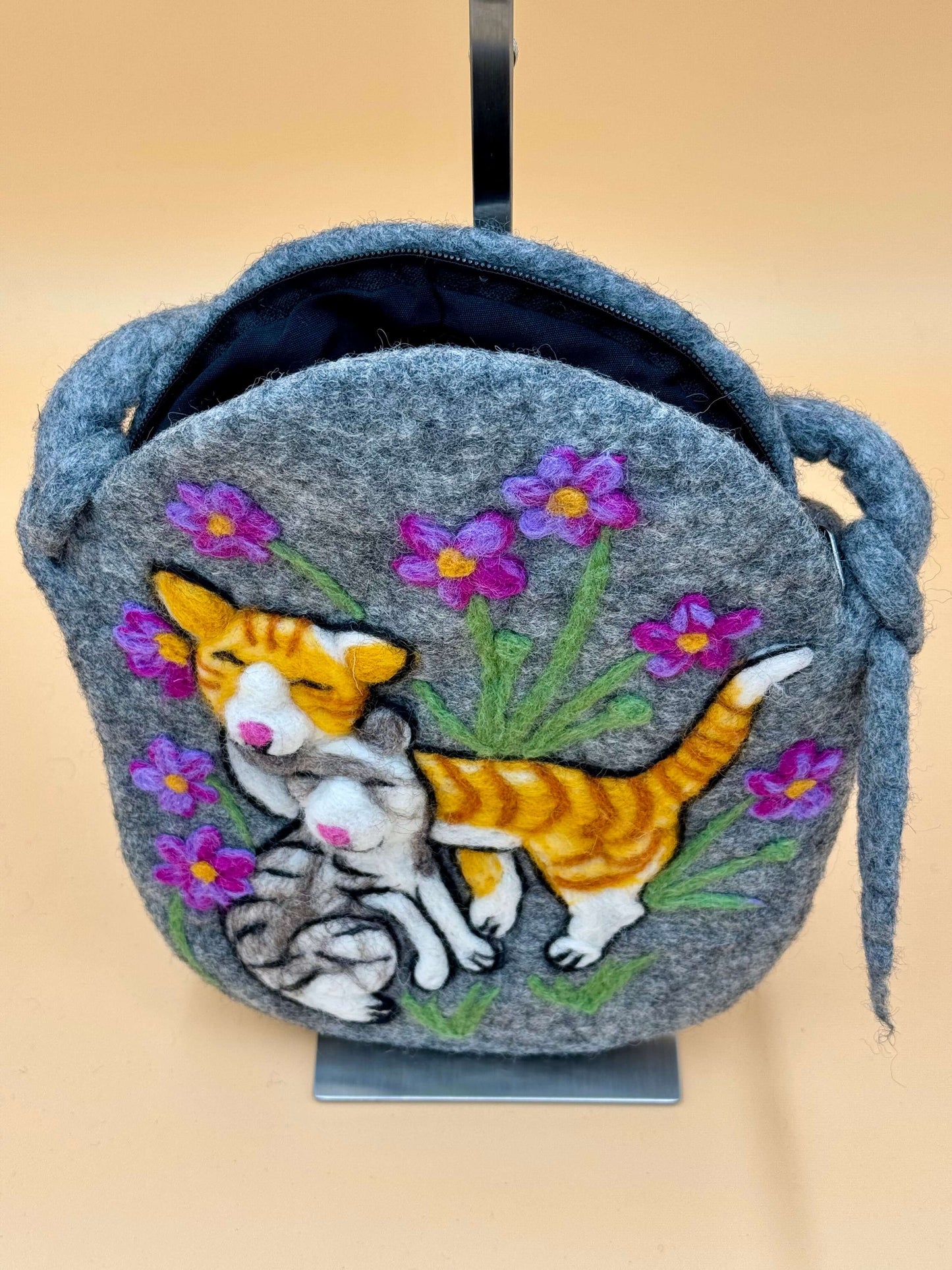 Umhängetasche Filztasche Size M Crossbody zwei Katzen - urbanchameleonberlin