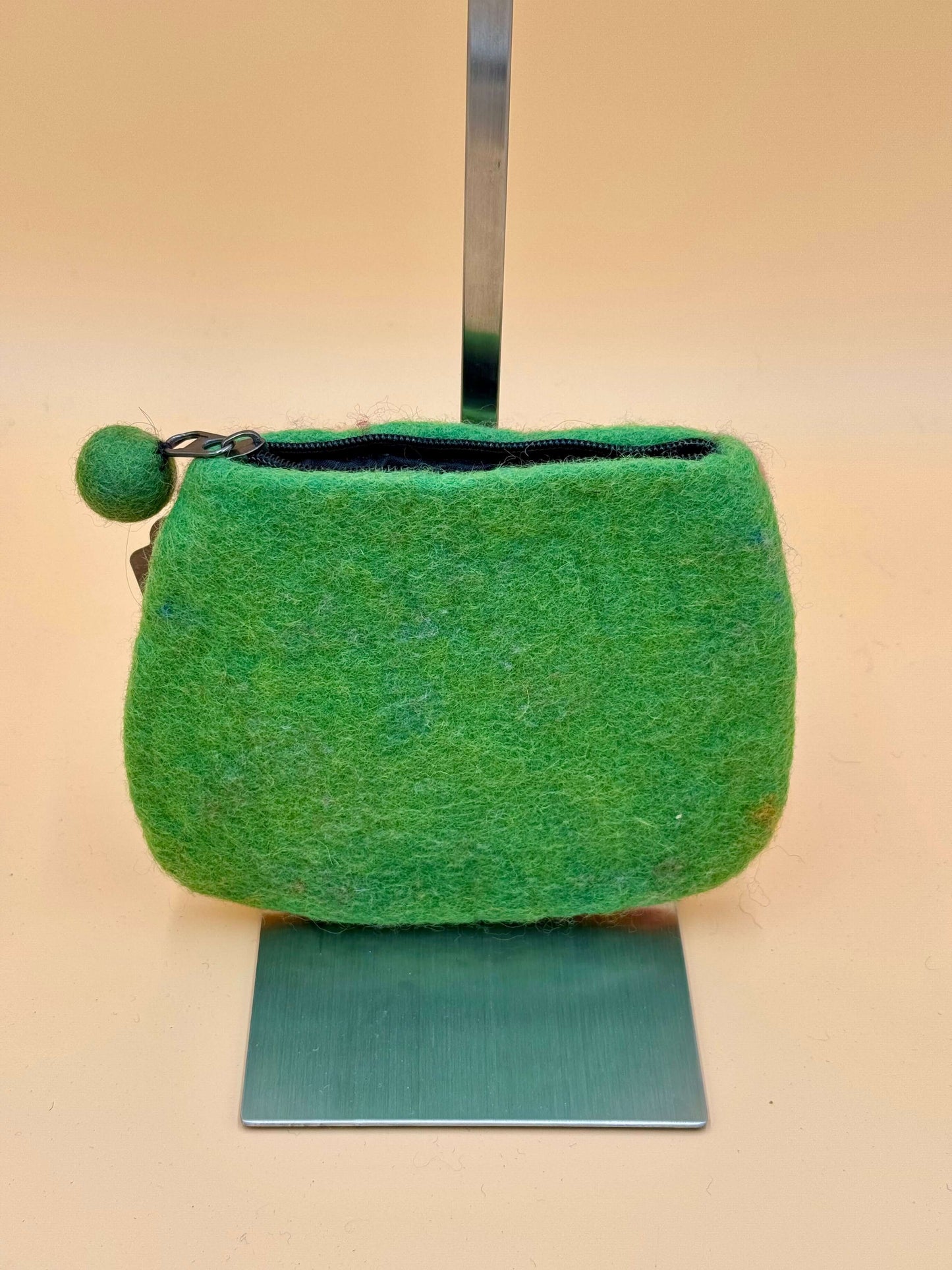 Geldbörse Filztasche Size M Touch Bus grün - urbanchameleonberlin