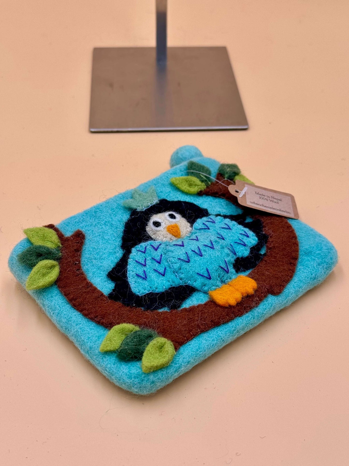 Handgemachte Filztasche Geldbörse Size S mit Eule auf blauem Hintergrund und braunem Zweig.