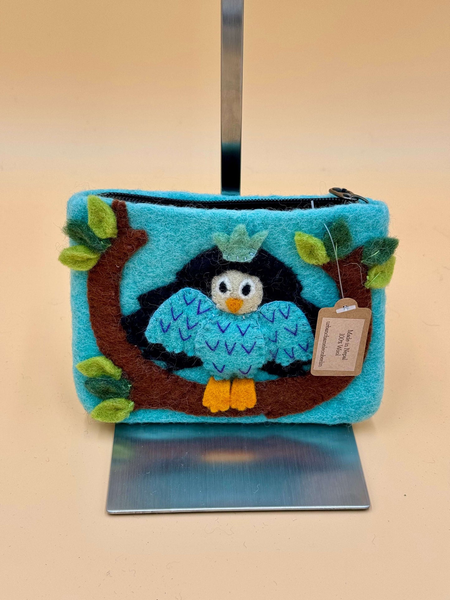 Handmade Geldbörse Filztasche Size S Touch Eule in blau mit Eule und Ästen aus 100% Wolle, ideal für Karten und Kleinigkeiten.