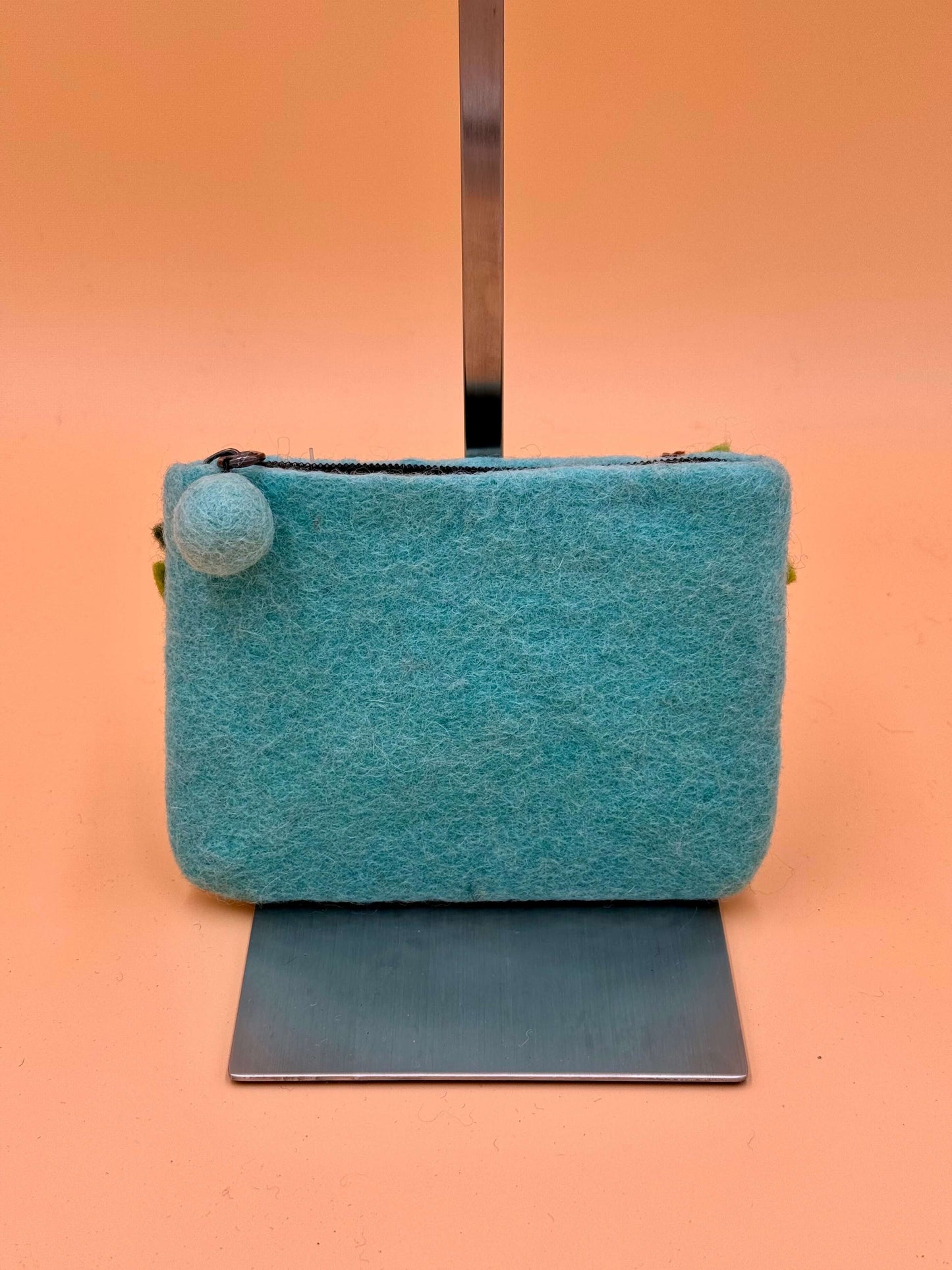 Handmade Geldbörse Filztasche Size S in blau mit Reißverschluss und farbigen Akzenten, ideal für Karten und Kleingeld.