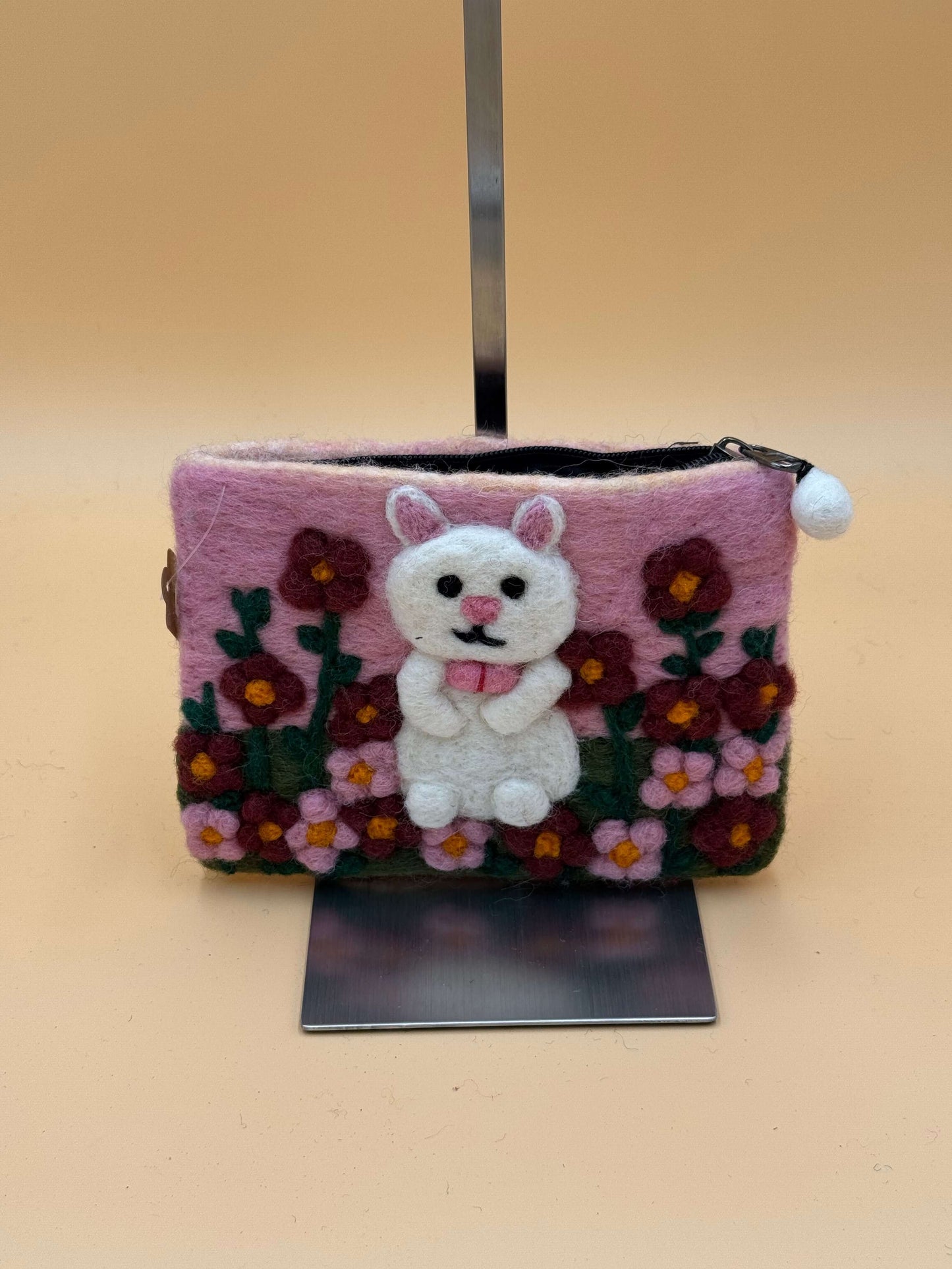 Geldbörse Filztasche Size L Touch Hase mit Blumen beige - urbanchameleonberlin