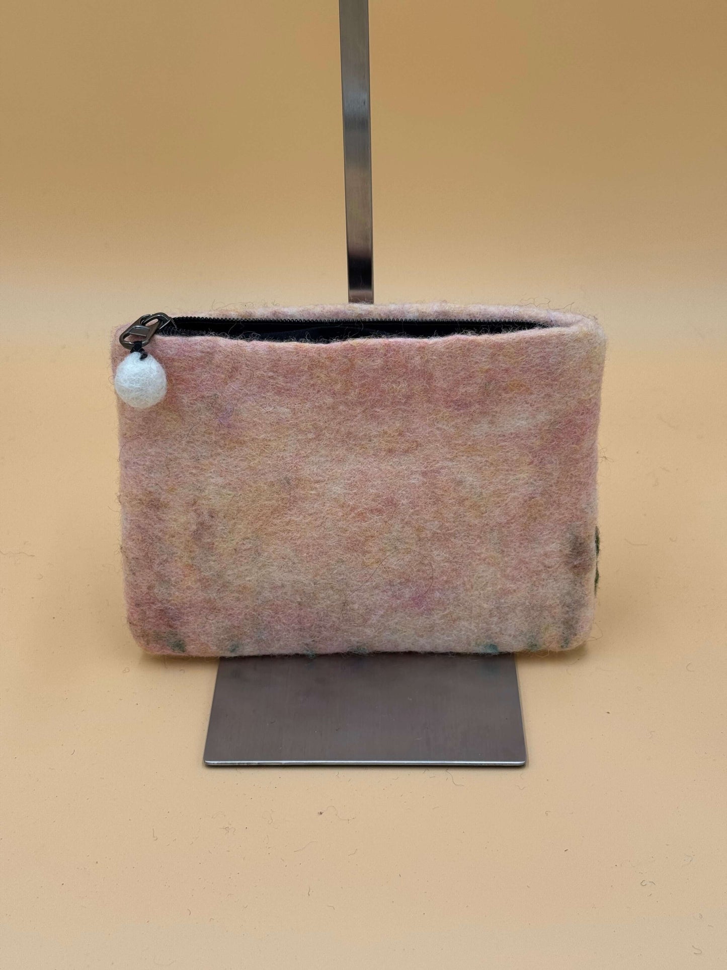 Geldbörse Filztasche Size L Touch Hase mit Blumen beige - urbanchameleonberlin