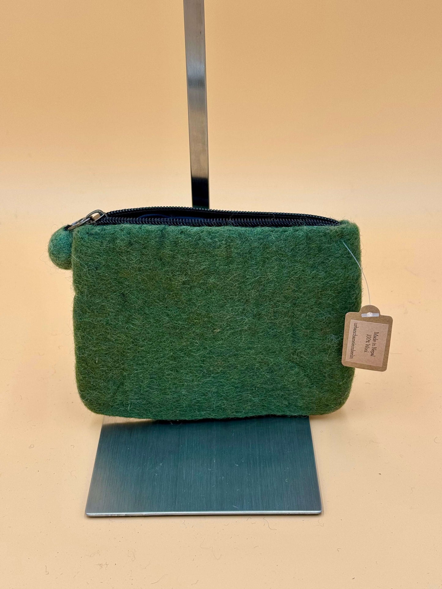 Geldbörse Filztasche Size S Touch Koala, handgemachte grüne Wolltasche mit Reißverschluss und Innenfutter.