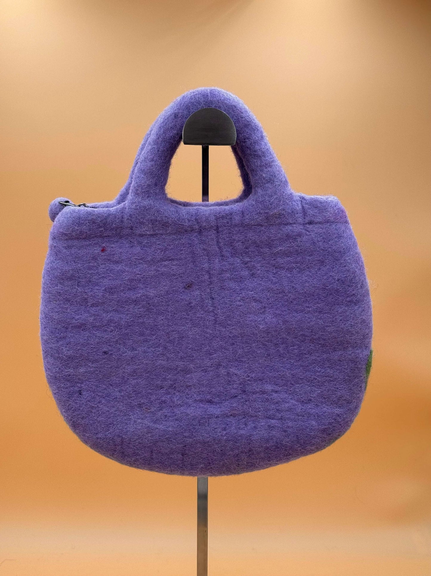 Handtasche Filztasche Size M Totes Bag Häuser in lila Wolle, handgemacht mit zwei Griffen und weichem Material.