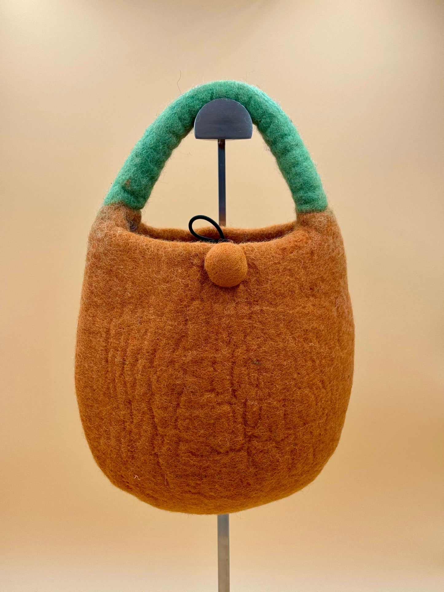 Handtasche Filztasche Size S Bucket Bag Katze orange mit grünem Griff, handgefertigt aus 100% Wolle.