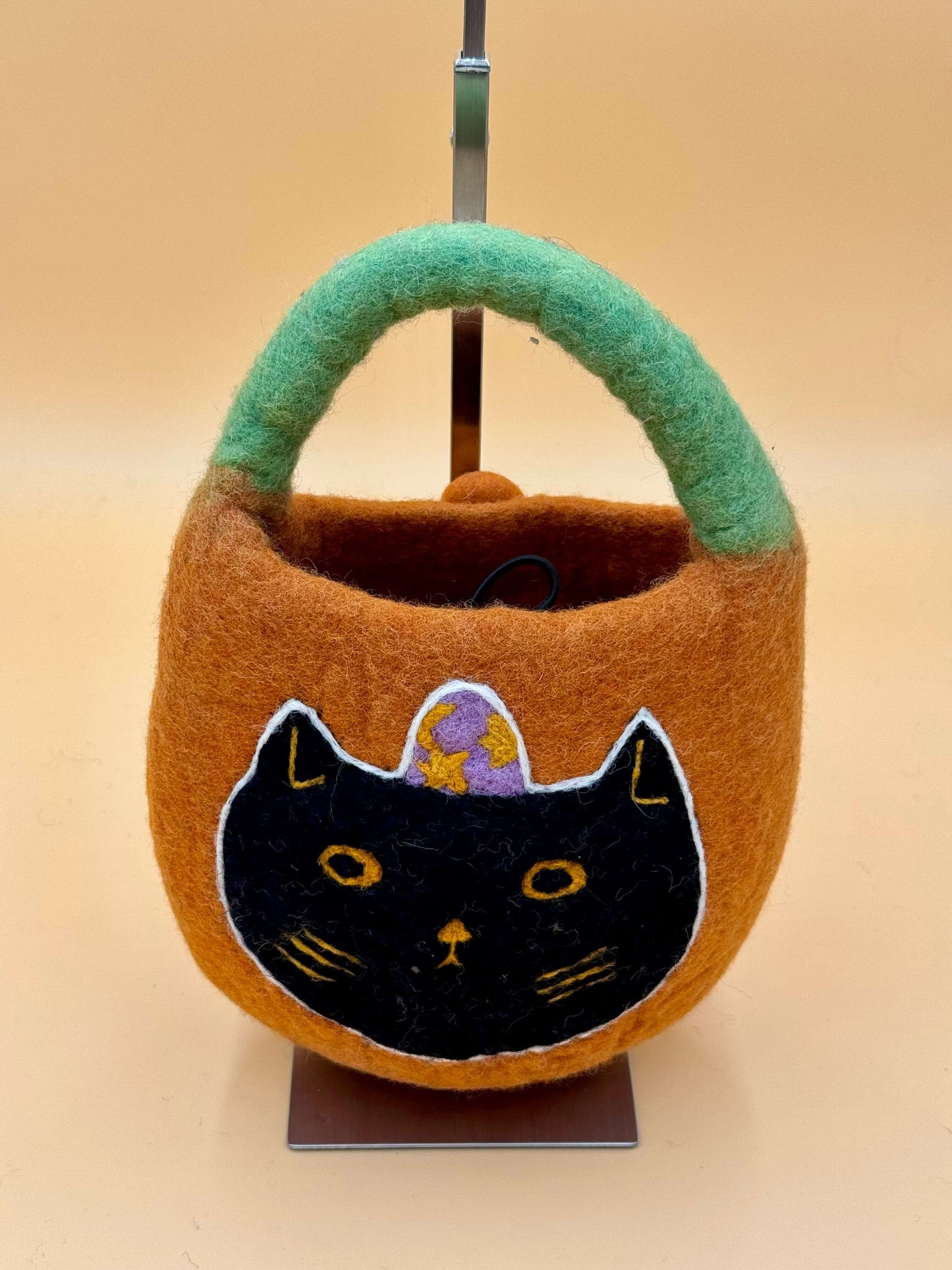 Handgemachte orange Filztasche Größe S mit Katzenmotiv und grünem Griff, ideal für kleine Utensilien.