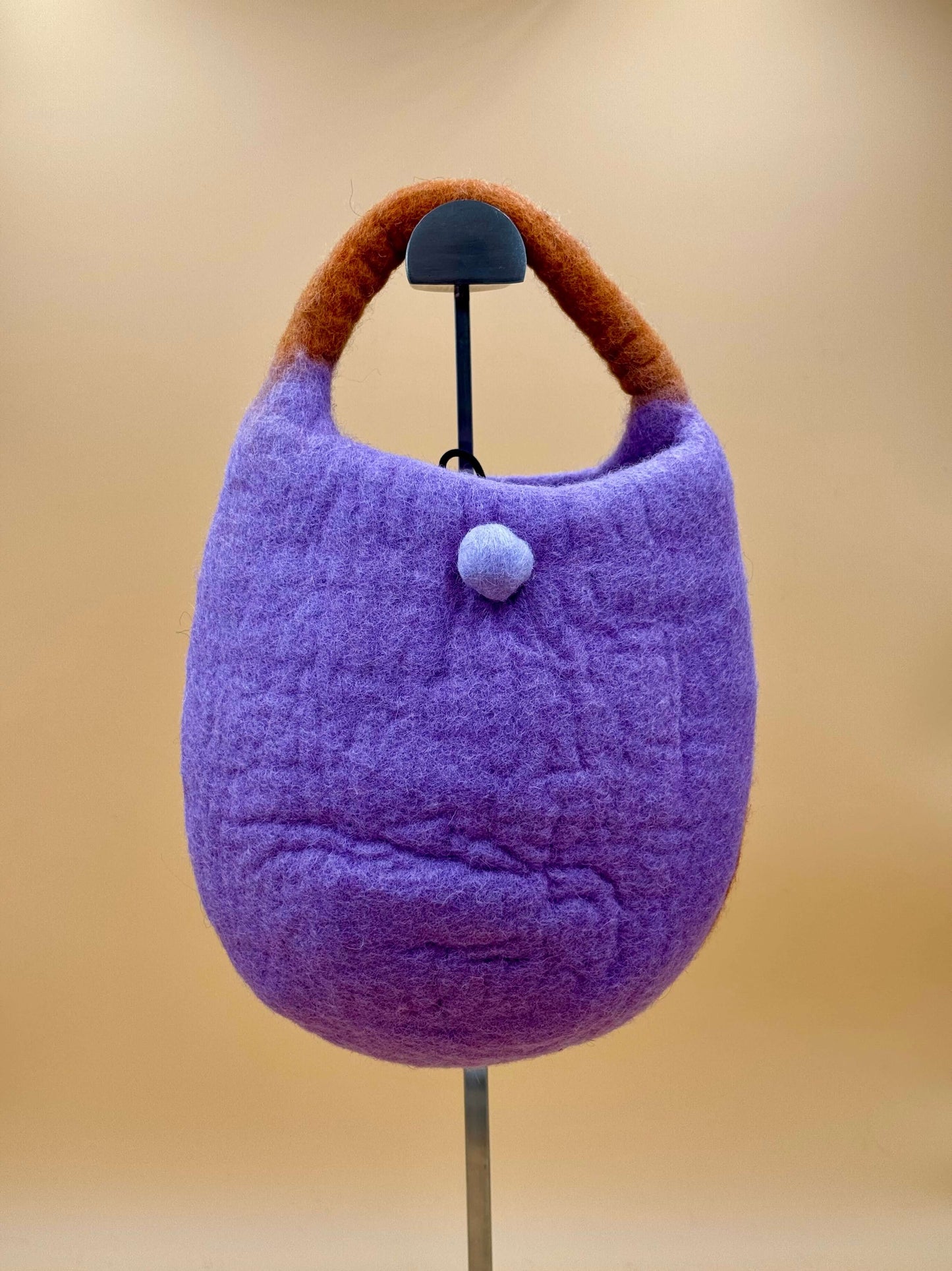 Handtasche Filztasche Size S Bucket Bag Fuchs mit Mütze, lila, rund, handgemacht aus 100% Wolle, ca. 25x24 cm.