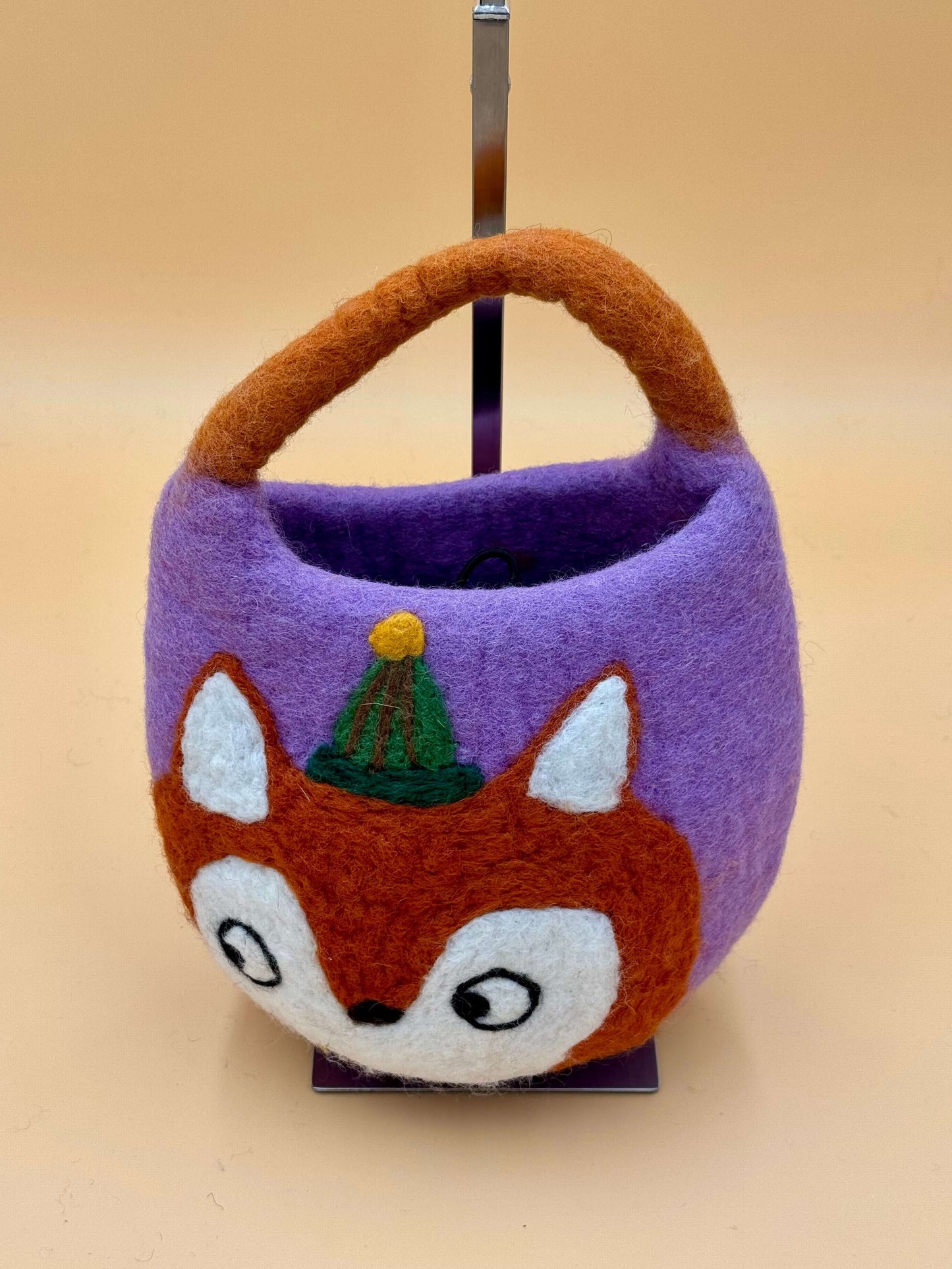 Handtasche Filztasche Size S Bucket Bag Fuchs mit Mütze, handgemachte lila Wolltasche mit Tierdesign.