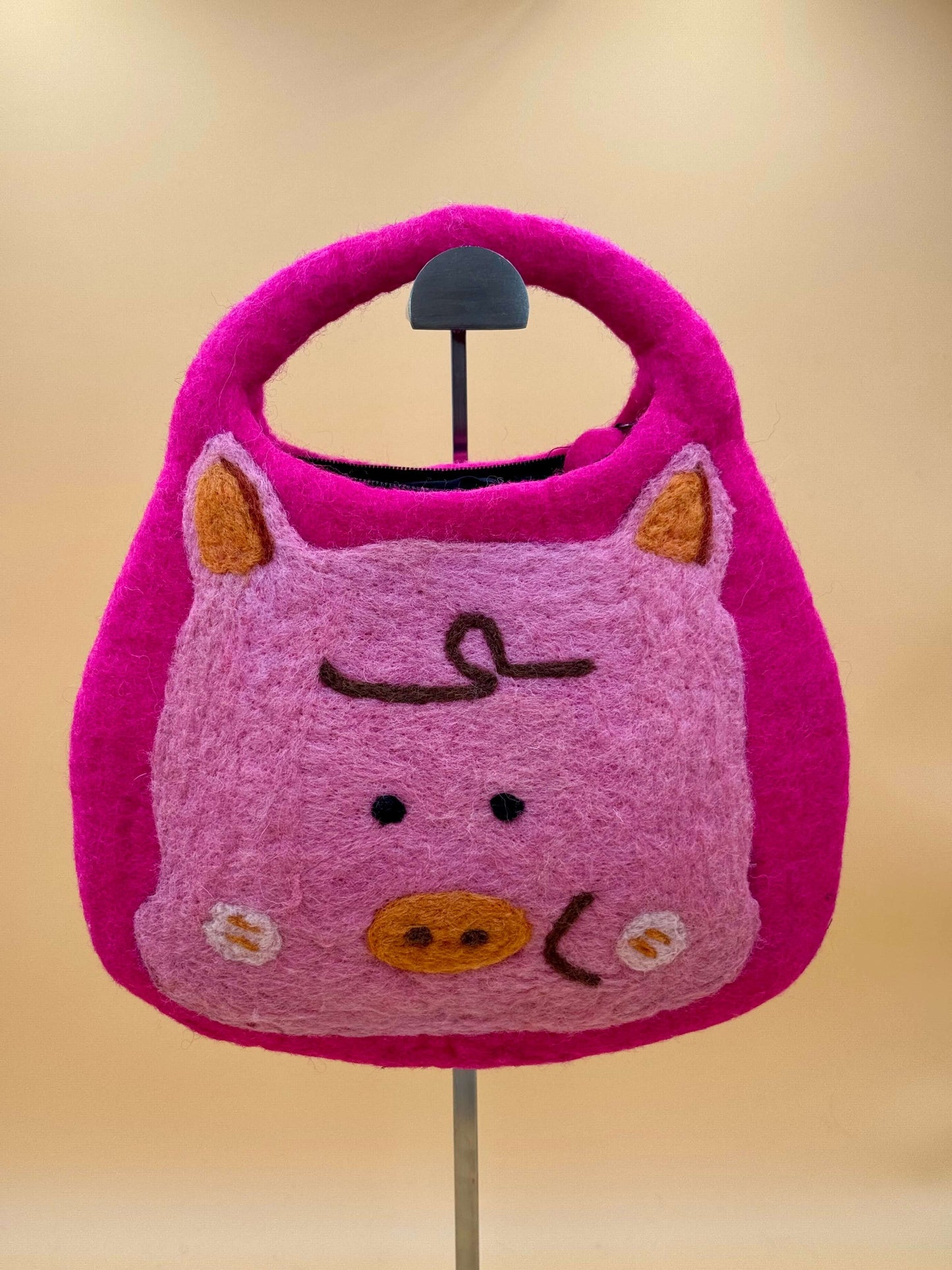 Handtasche Filztasche Size M Saddle Bag pinkes Schweinchen aus 100% Wolle, handgefertigt, pink-orange, ca. 30x24 cm.