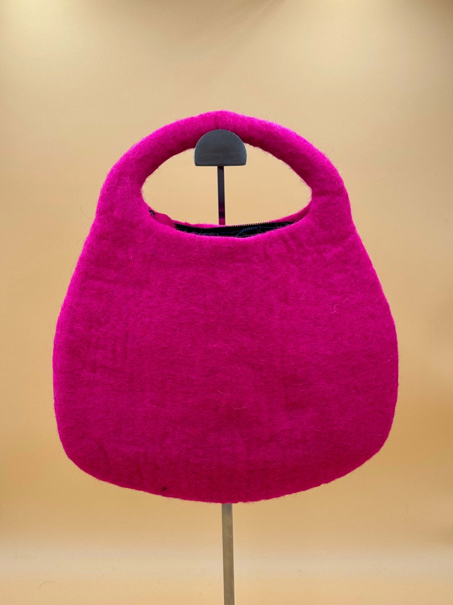 Handtasche Filztasche Size M Saddle Bag in pink, handgefertigt aus 100% Wolle, ca. 30x24 cm, einfarbig.