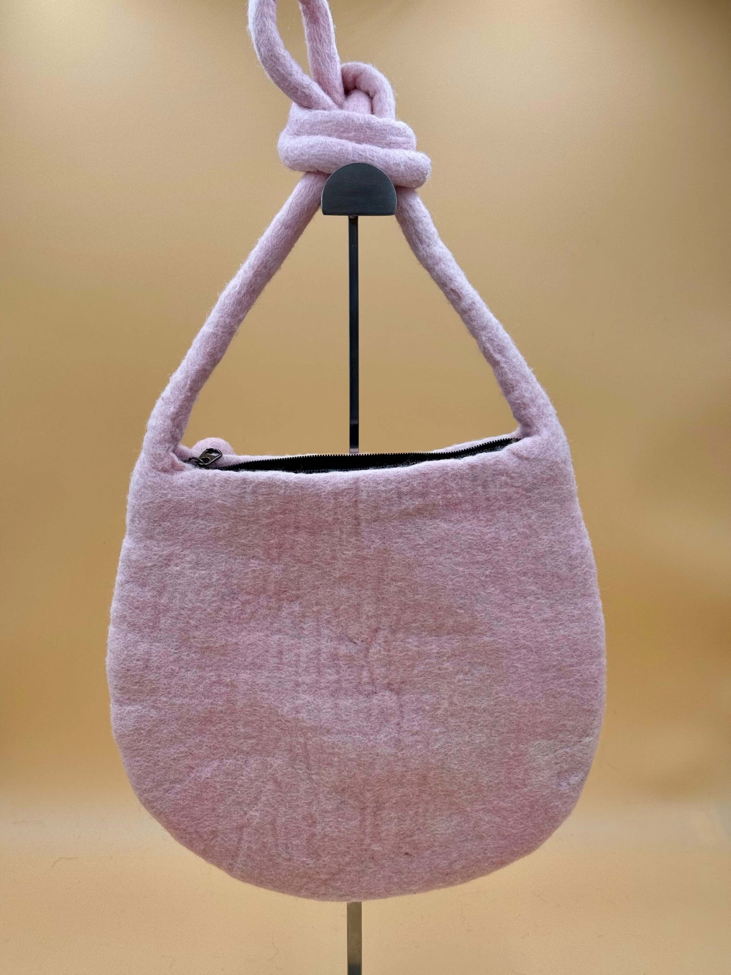 Umhängetasche Filztasche Size M Crossbody Pfau in pink mit Handgriff, handgemacht aus 100% Wolle, modernes Design.